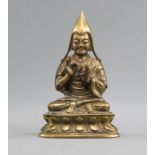 Bronze eines sitzenden Lama, die Hände vor der Brust erhoben