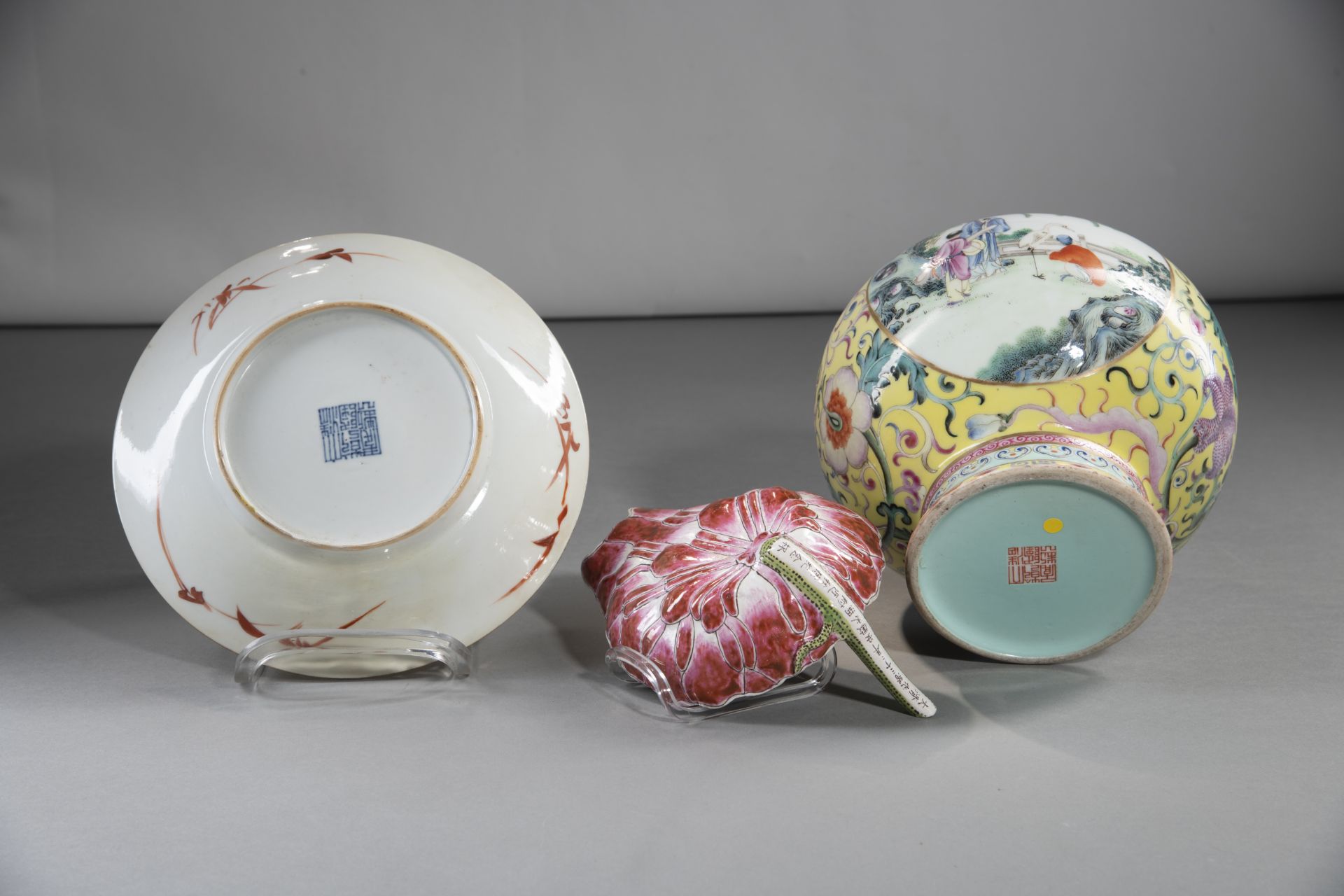 A YELLOW-GROUND 'FAMILLE ROSE' PORCELAIN VASE, A YELLOW DISH, AND A LOTUS-SHAPED LIBATION VESSEL - Image 4 of 4