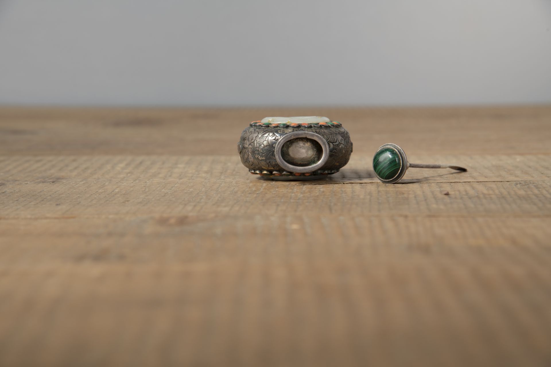 A SILVER SNUFF BOTTLE INLAID WITH JADE, MALACHITE AND STONES - Image 4 of 4