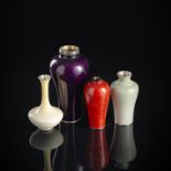 Gruppe von vier monochrom dekorierten Cloisonné-Vasen