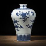 Meiping-Vase mit unterglasurblauem Dekor von Früchte- und Blütenzweigen