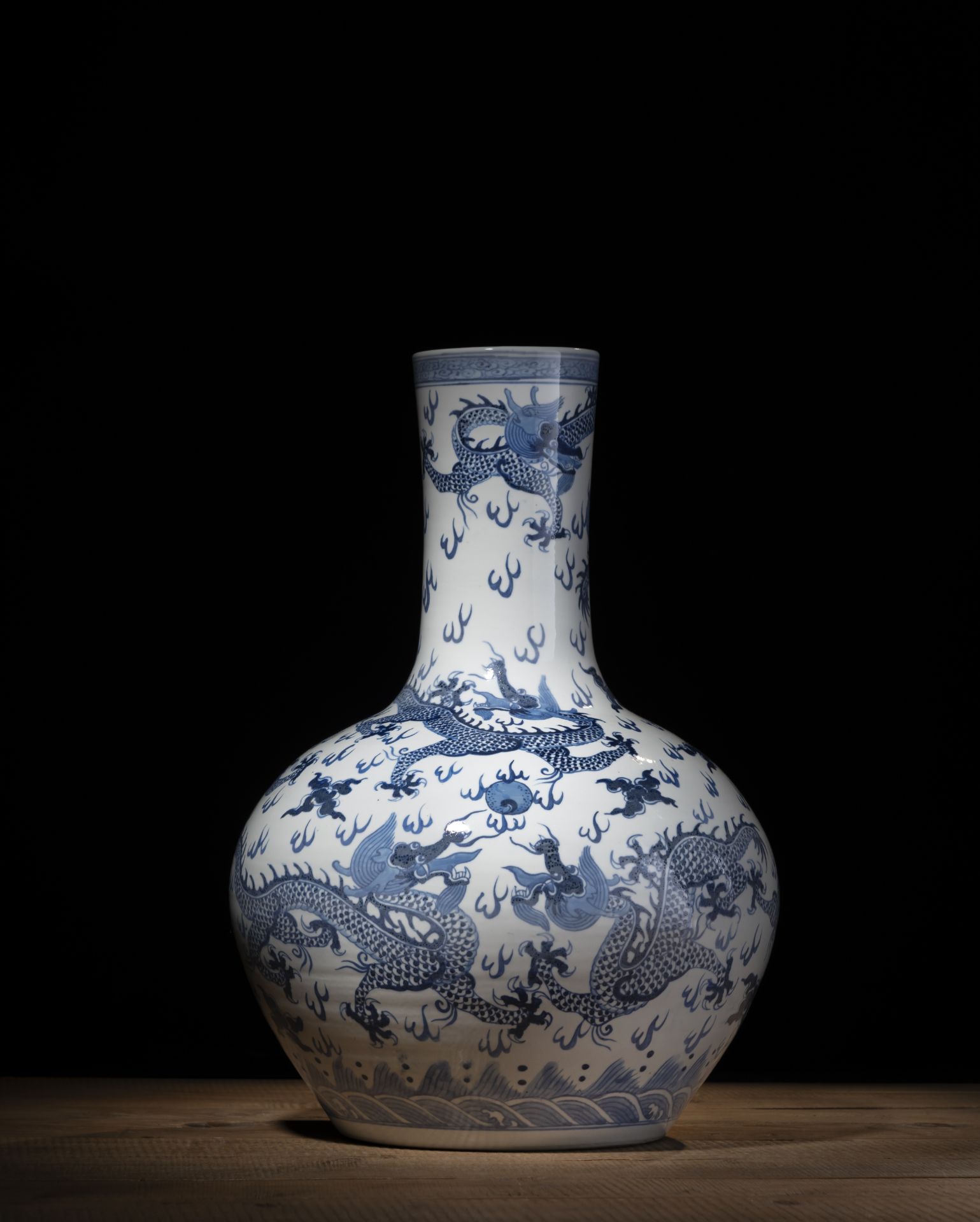 A LARGE BLUE AND WHITE PORCELAIN DRAGON VASE 'TIANQIUPING'