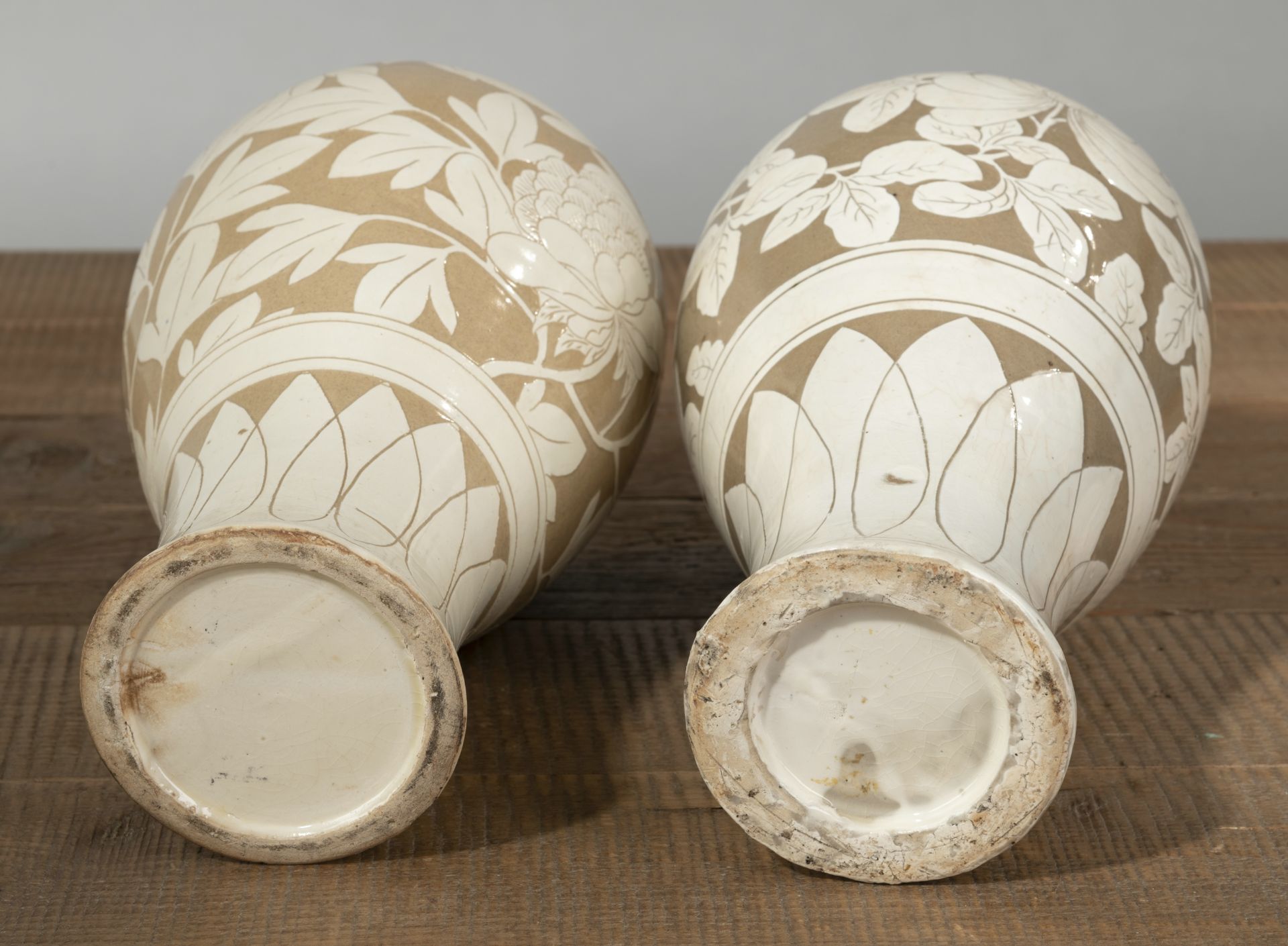Zwei 'Cizhou'-Vasen im mit Sgraffito-Floraldekoration, 'Meiping' - Bild 2 aus 4