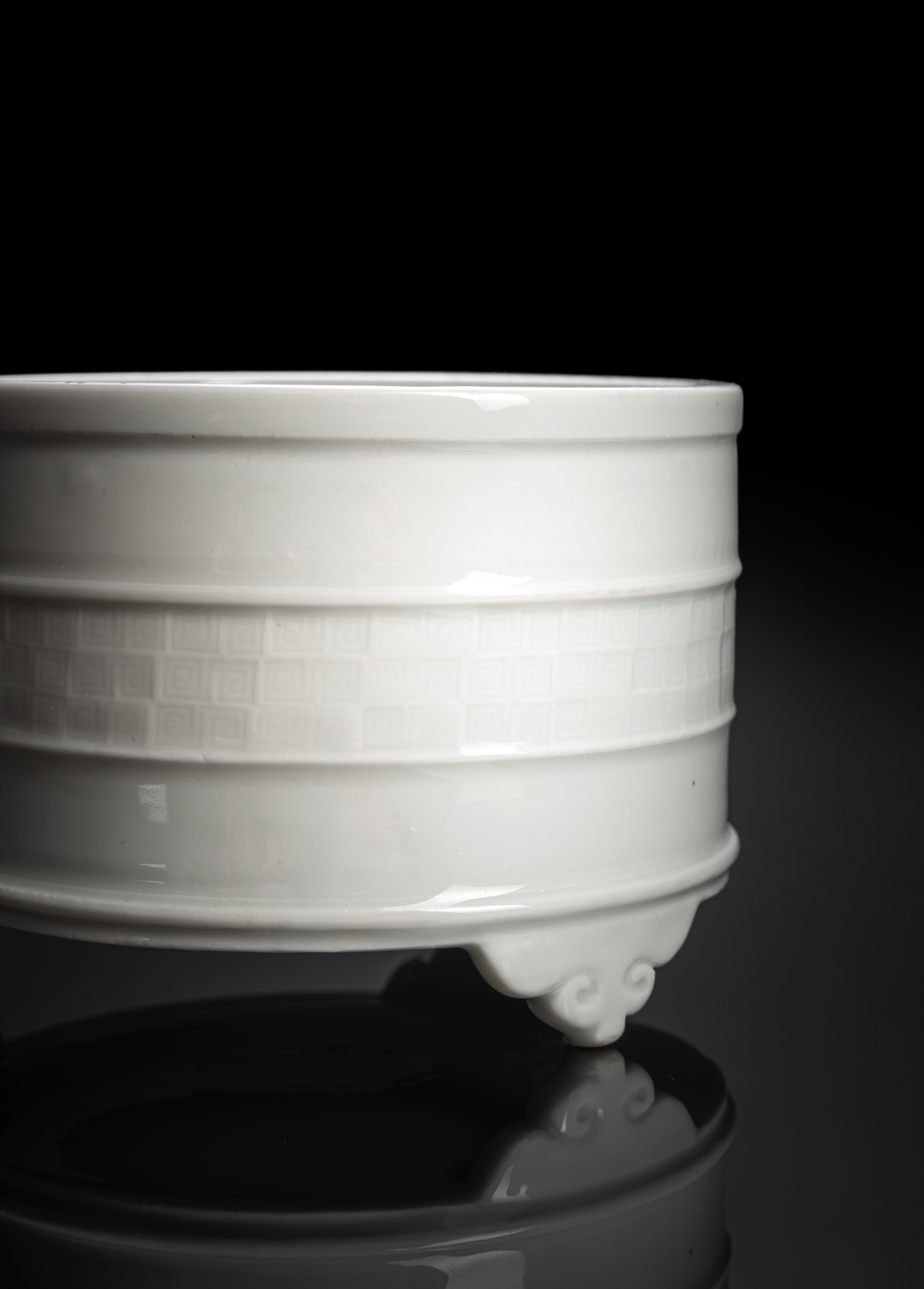 A CYLINDRICAL DEHUA PORCELAIN CENSER ON THREE SHORT FEET - Image 2 of 2