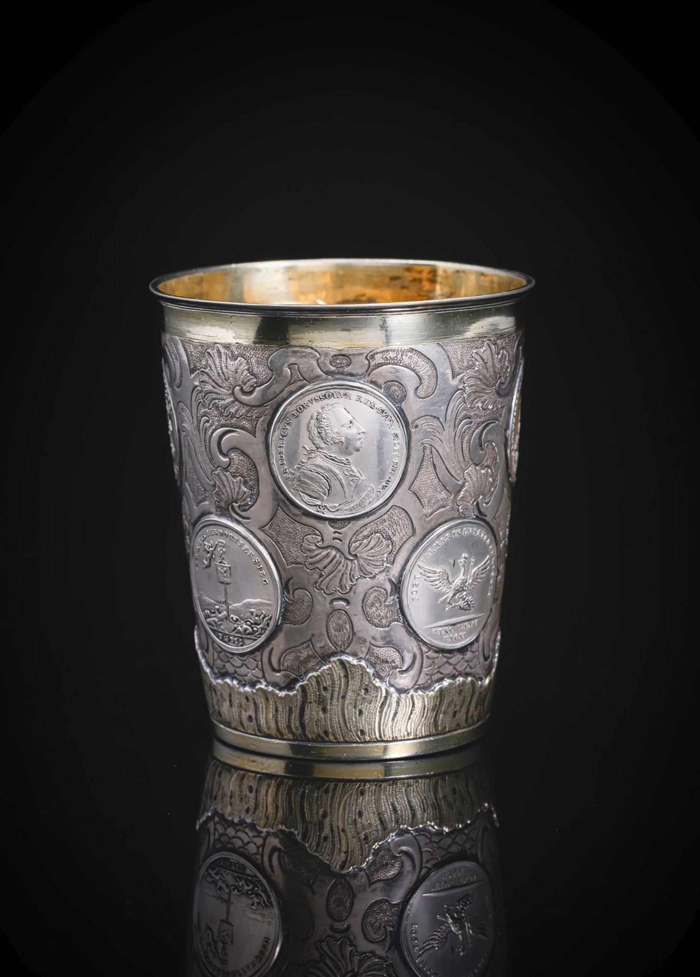 A GERMAN BAROQUE PARTIAL GILT SILVER BEAKER WITH COINS - Image 4 of 7