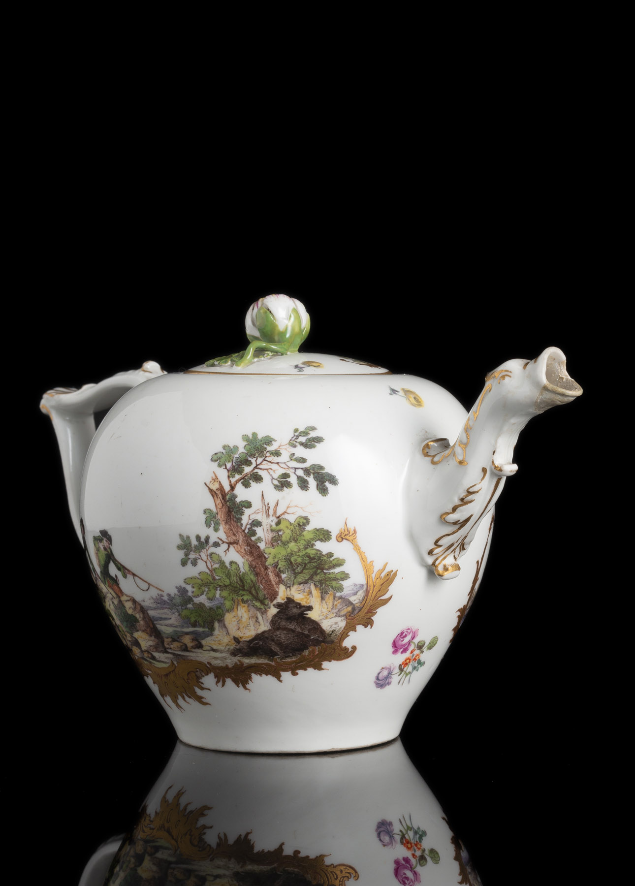 A MEISSEN TEAPOT WITH HUNTING SCENES - Image 3 of 5