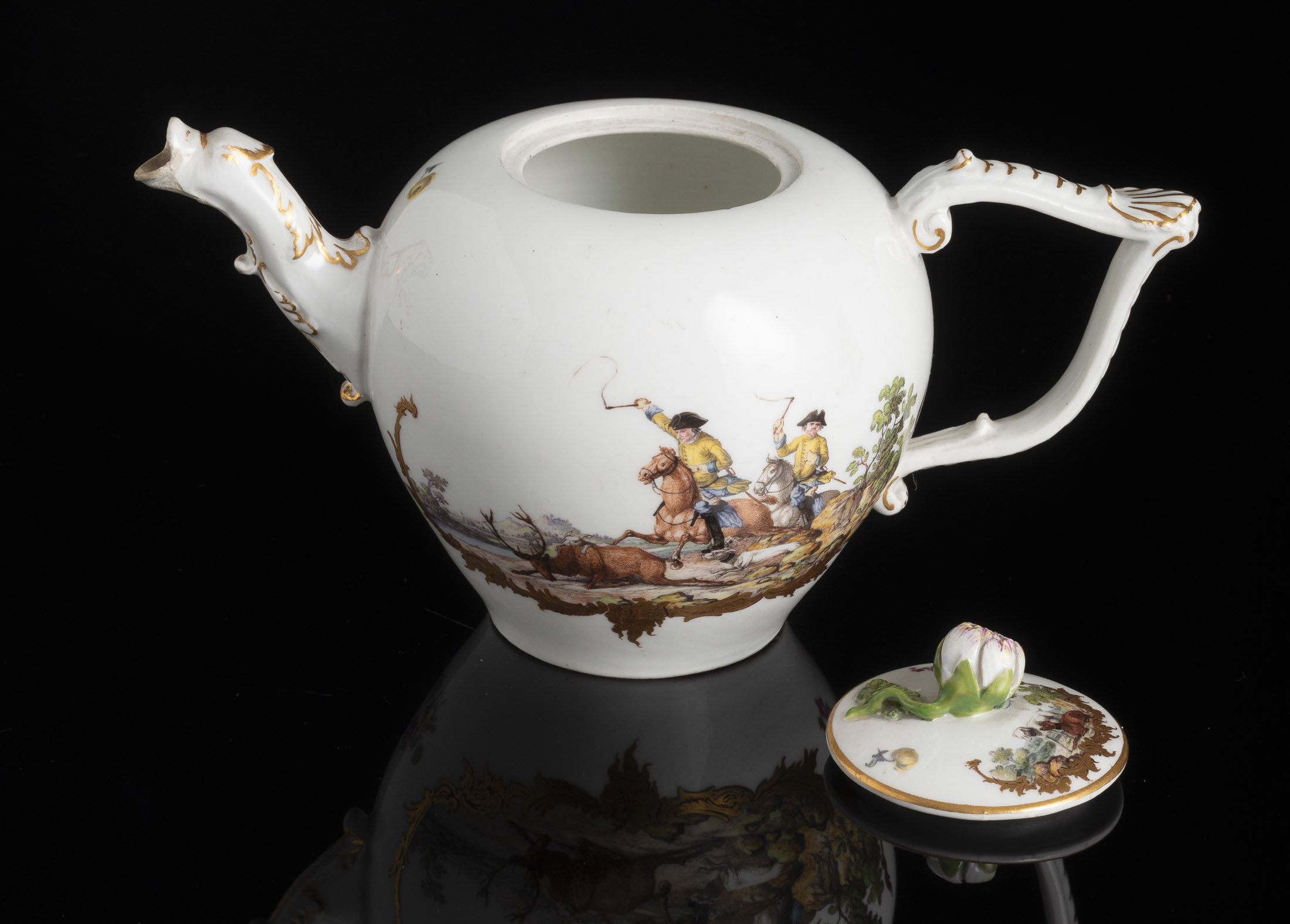 A MEISSEN TEAPOT WITH HUNTING SCENES - Image 4 of 5