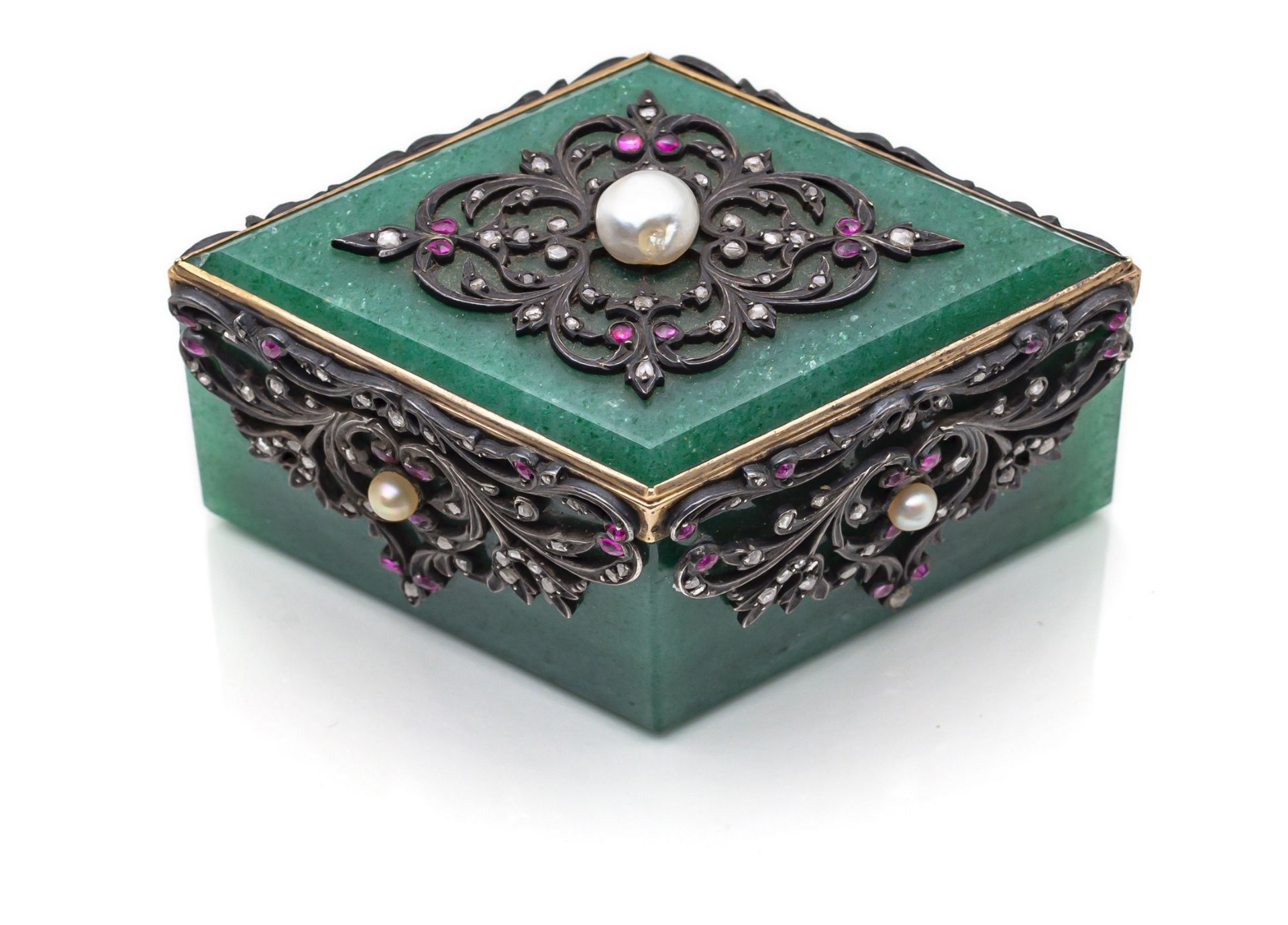 Feinste Juwelendose im höfischen Stil des 18. Jahrhunderts
