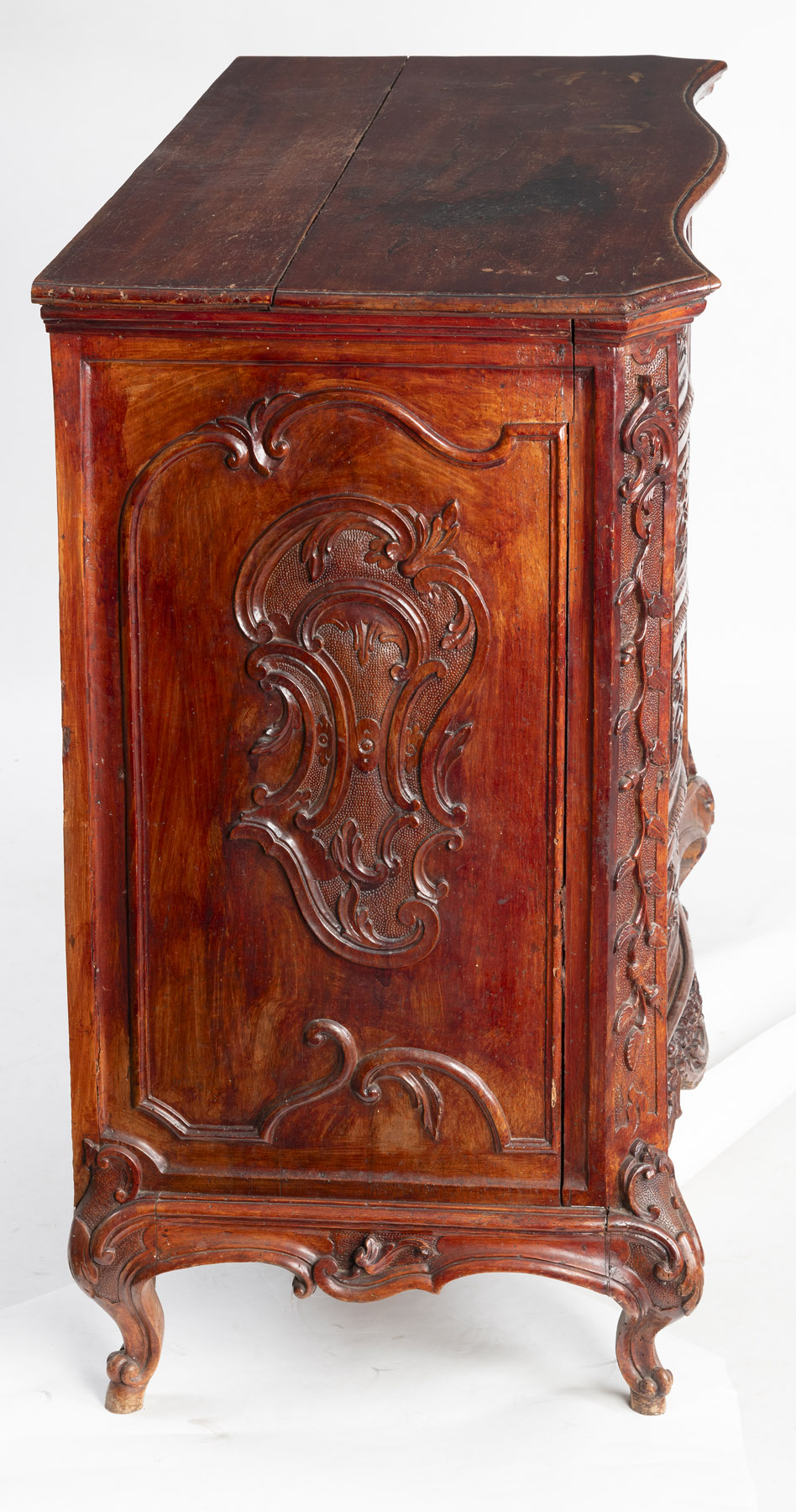 A LARGE BRASS MOUNTED CARVED WALNUT ROCOCO COMMODE - Image 6 of 7