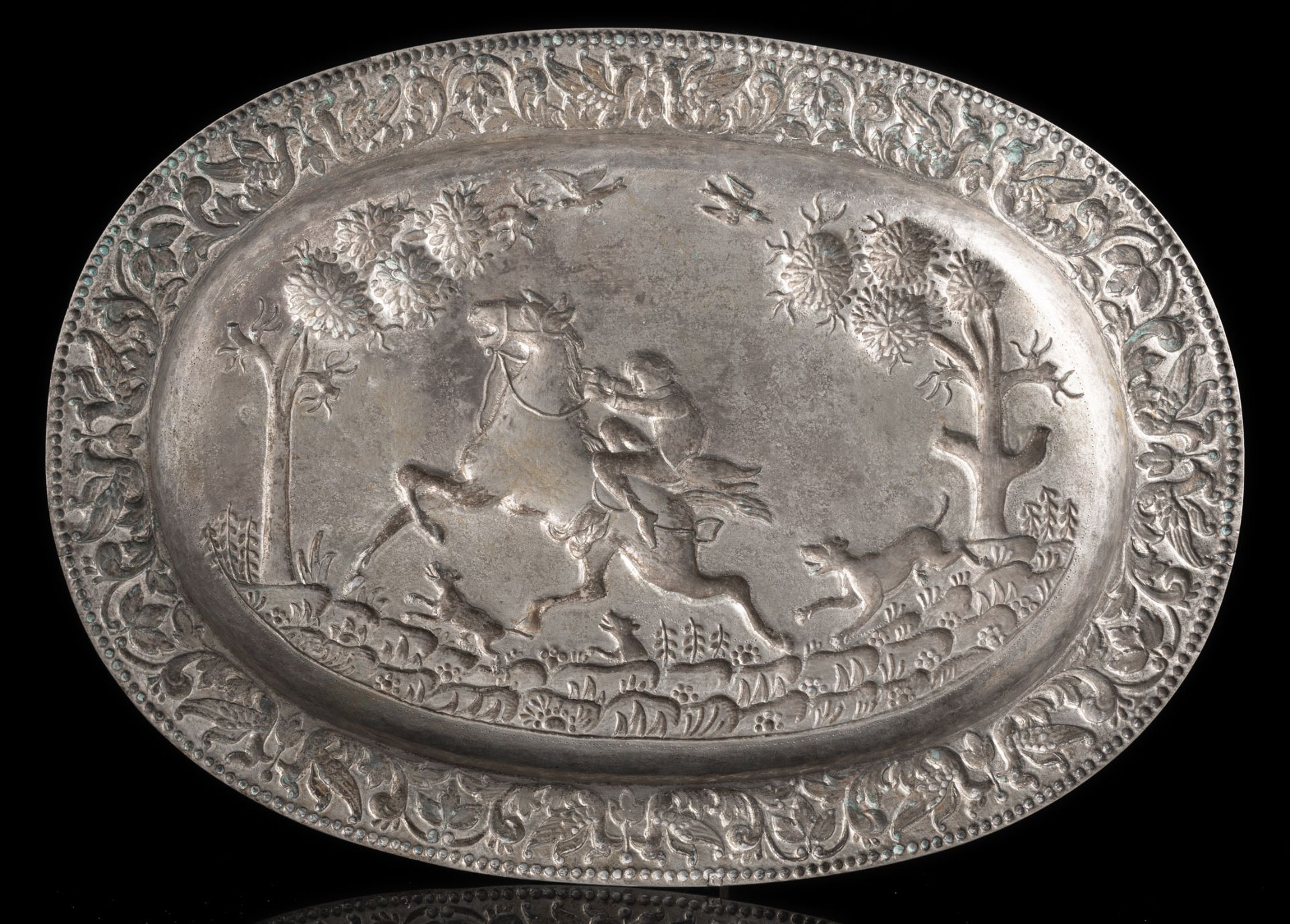 AN OVAL DISH WITH HUNTING SCENE - Image 2 of 2