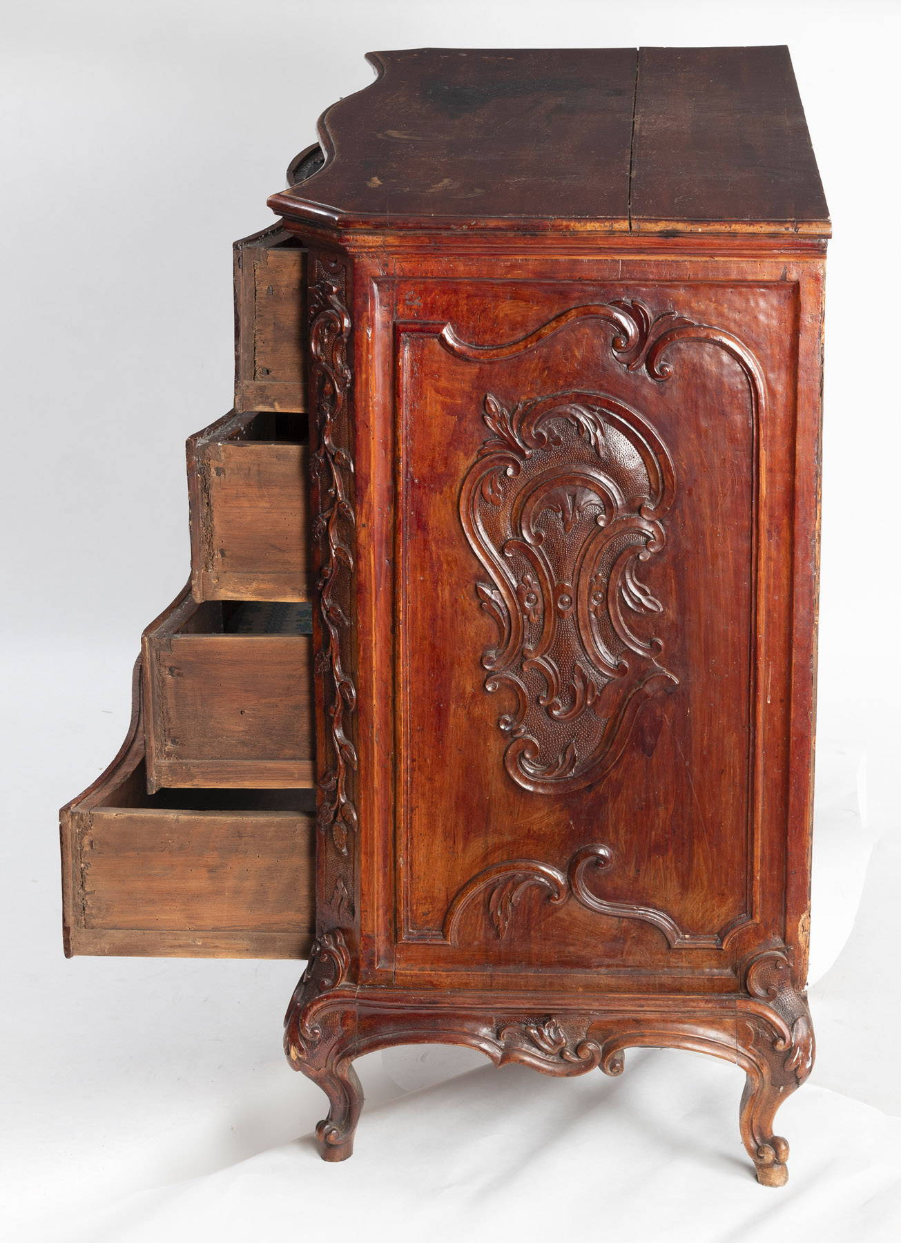 A LARGE BRASS MOUNTED CARVED WALNUT ROCOCO COMMODE - Image 4 of 7