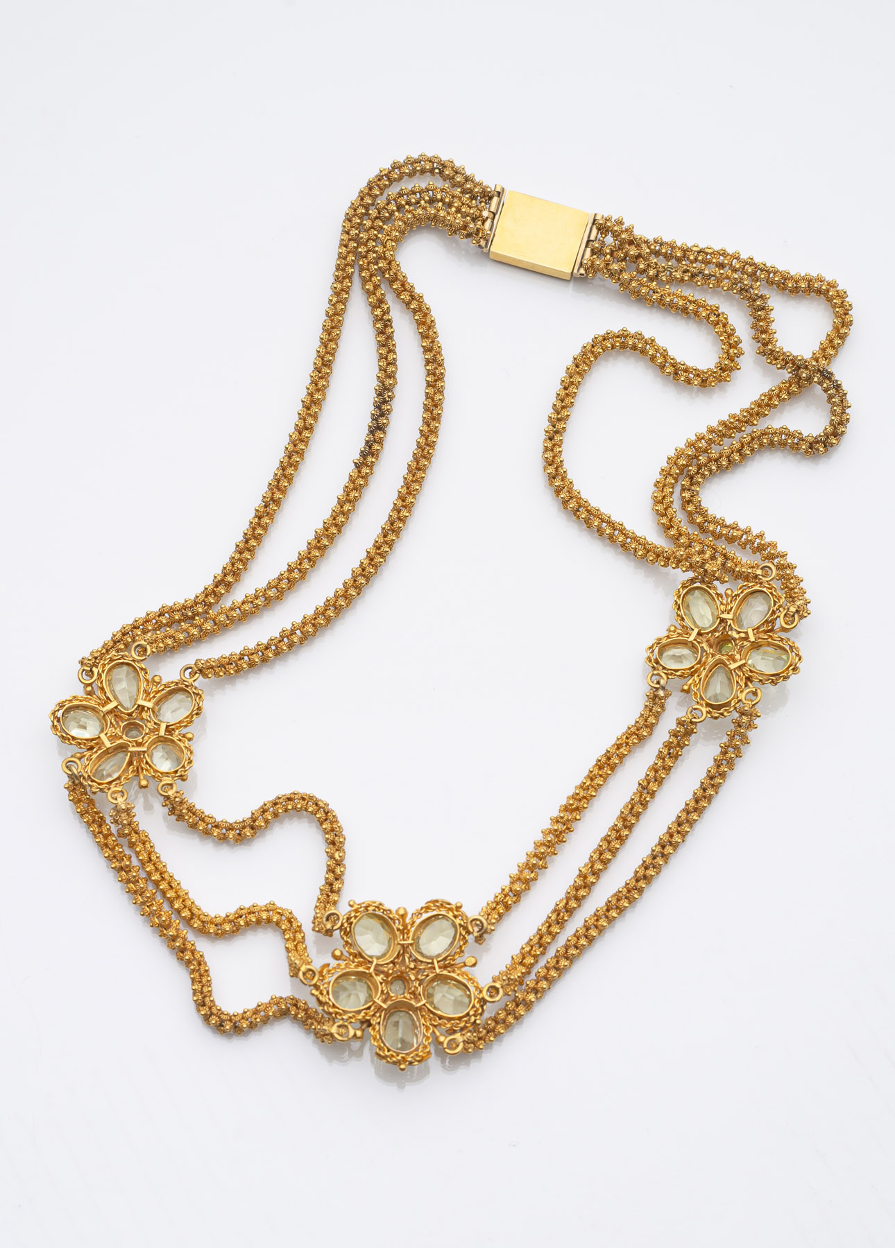 A FINE ANTIQUE CHRYSOLITE AND GOLD COLLIER - Image 2 of 2