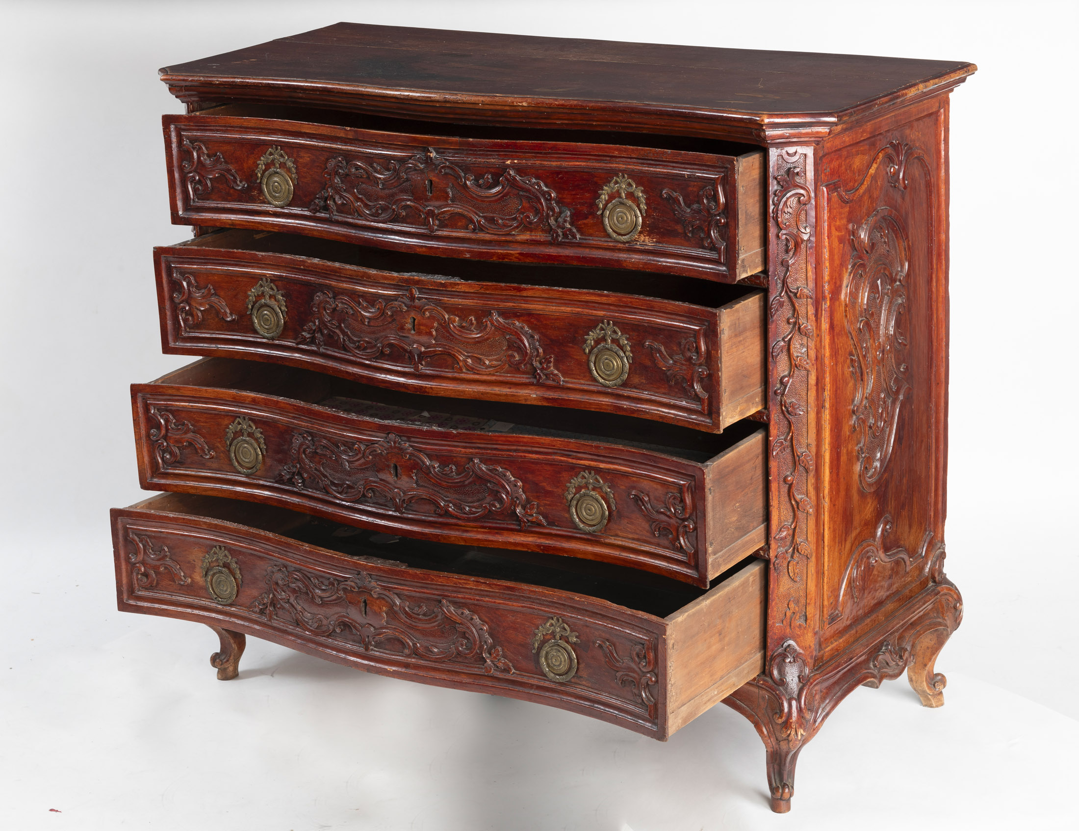 A LARGE BRASS MOUNTED CARVED WALNUT ROCOCO COMMODE - Image 3 of 7