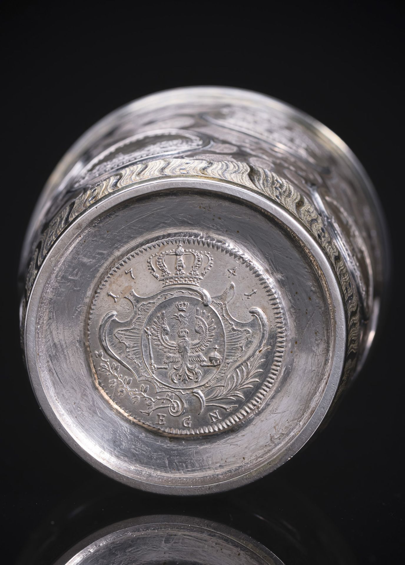 A GERMAN BAROQUE PARTIAL GILT SILVER BEAKER WITH COINS - Image 5 of 7