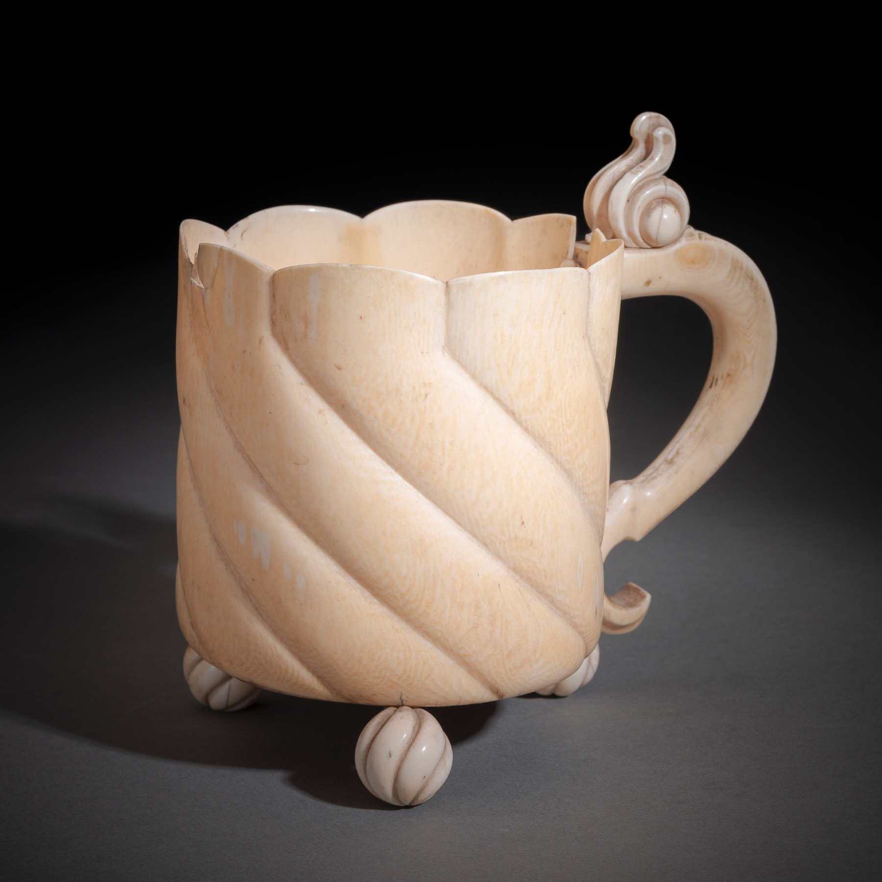 A SOUTH GERMAN CARVED IVORY TANKARD - Image 2 of 3