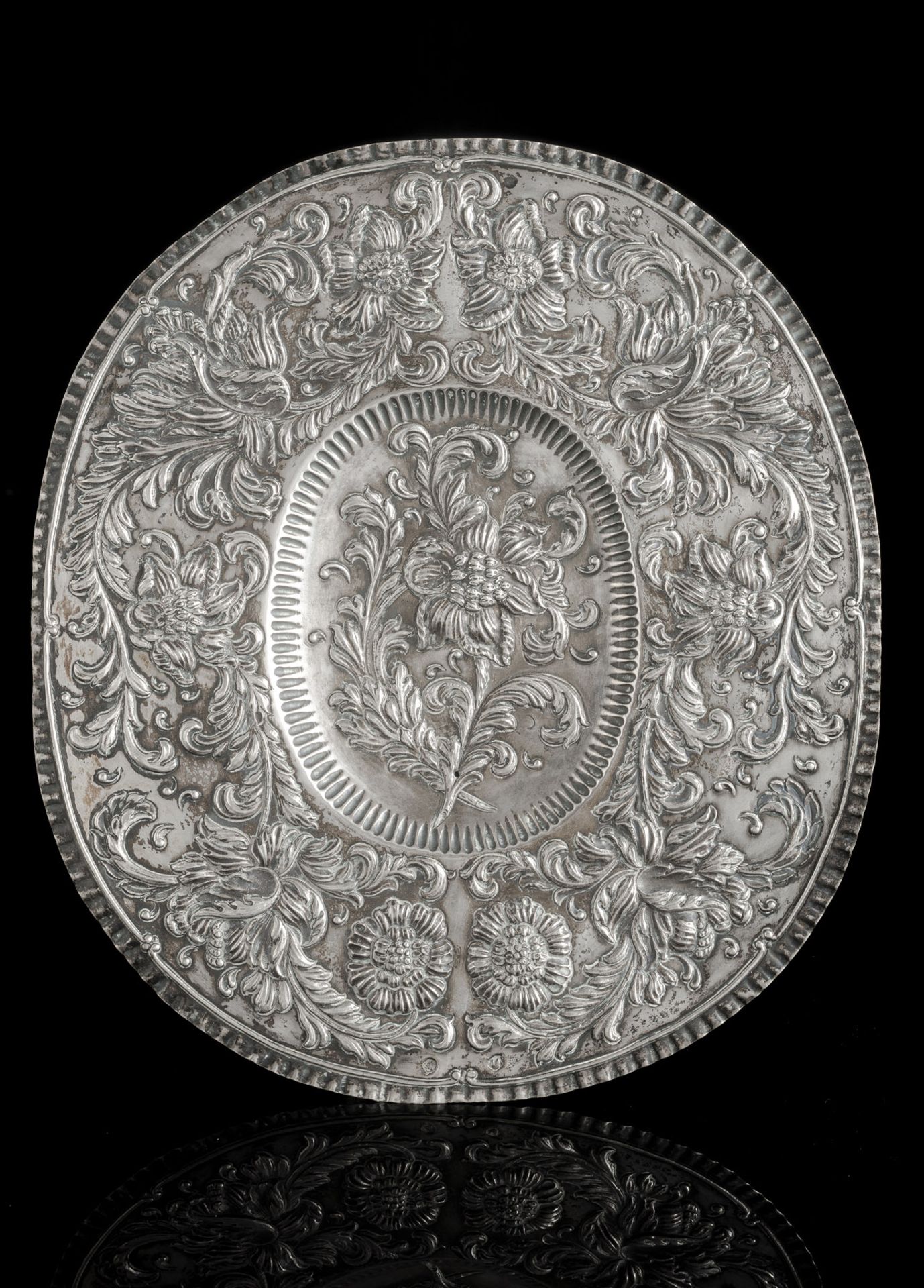 A FLORAL PATTERN SILVER OVAL DISH