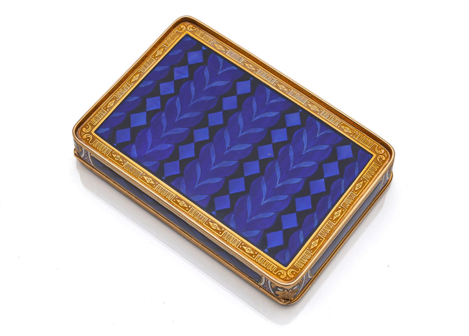 A VERY FINE GOLD AND ENAMEL TABATIERE - Image 2 of 3