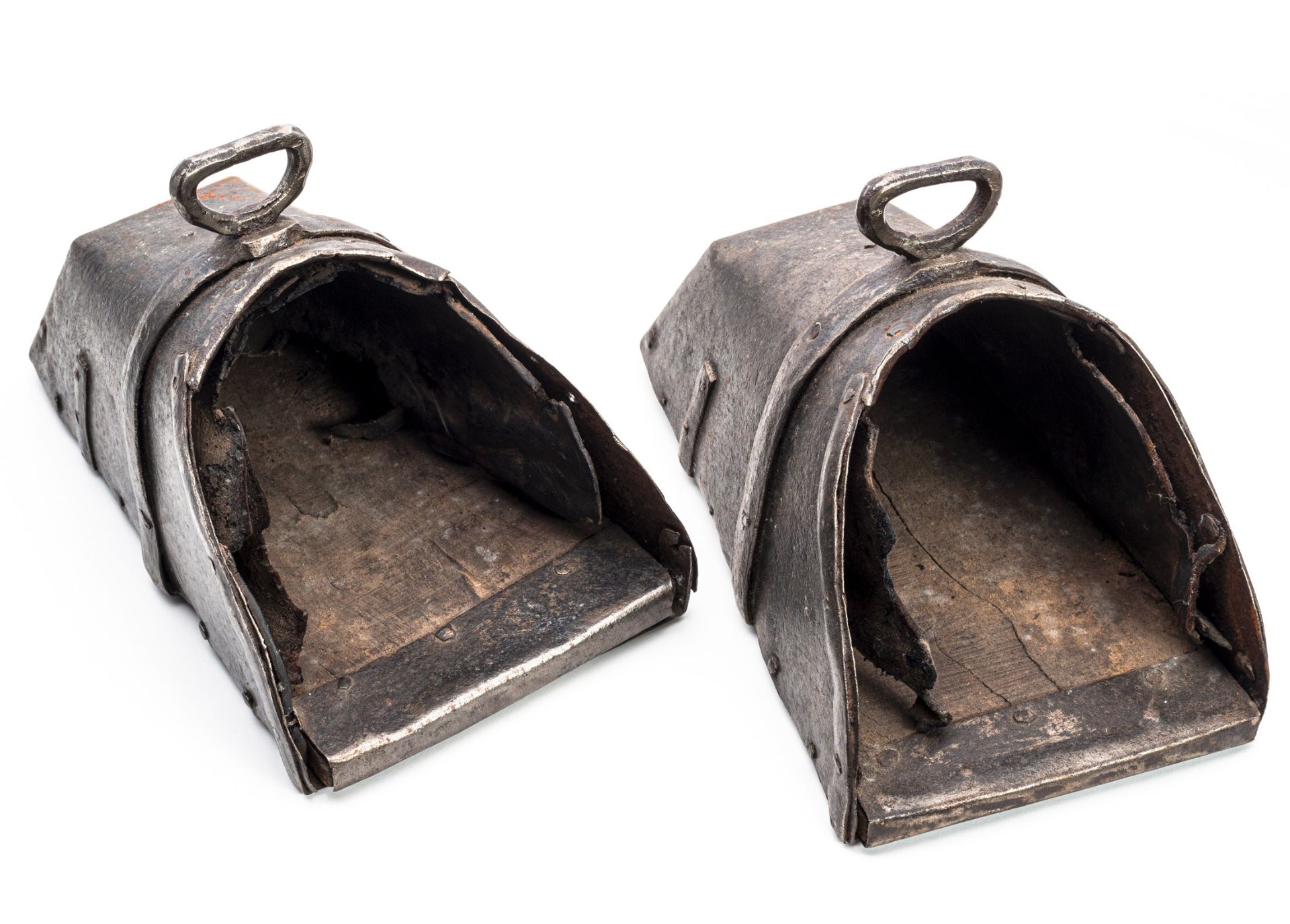 A PAIR OF IRON MOUNTED STIRRUP SHOES - Image 2 of 2