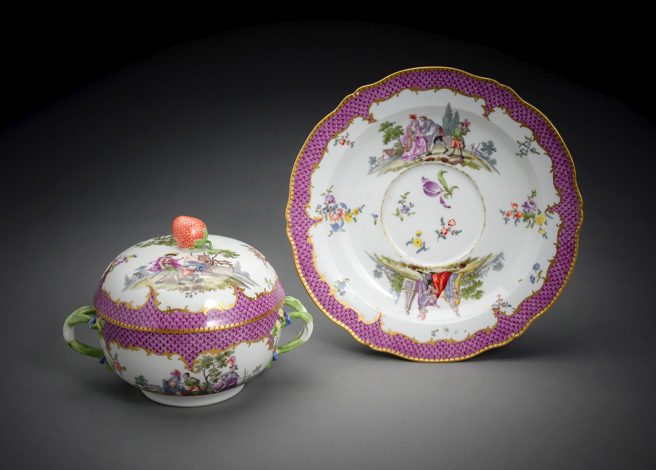 A FINE MEISSEN PORCELAIN ECUELLE WITH COVER AND DISH