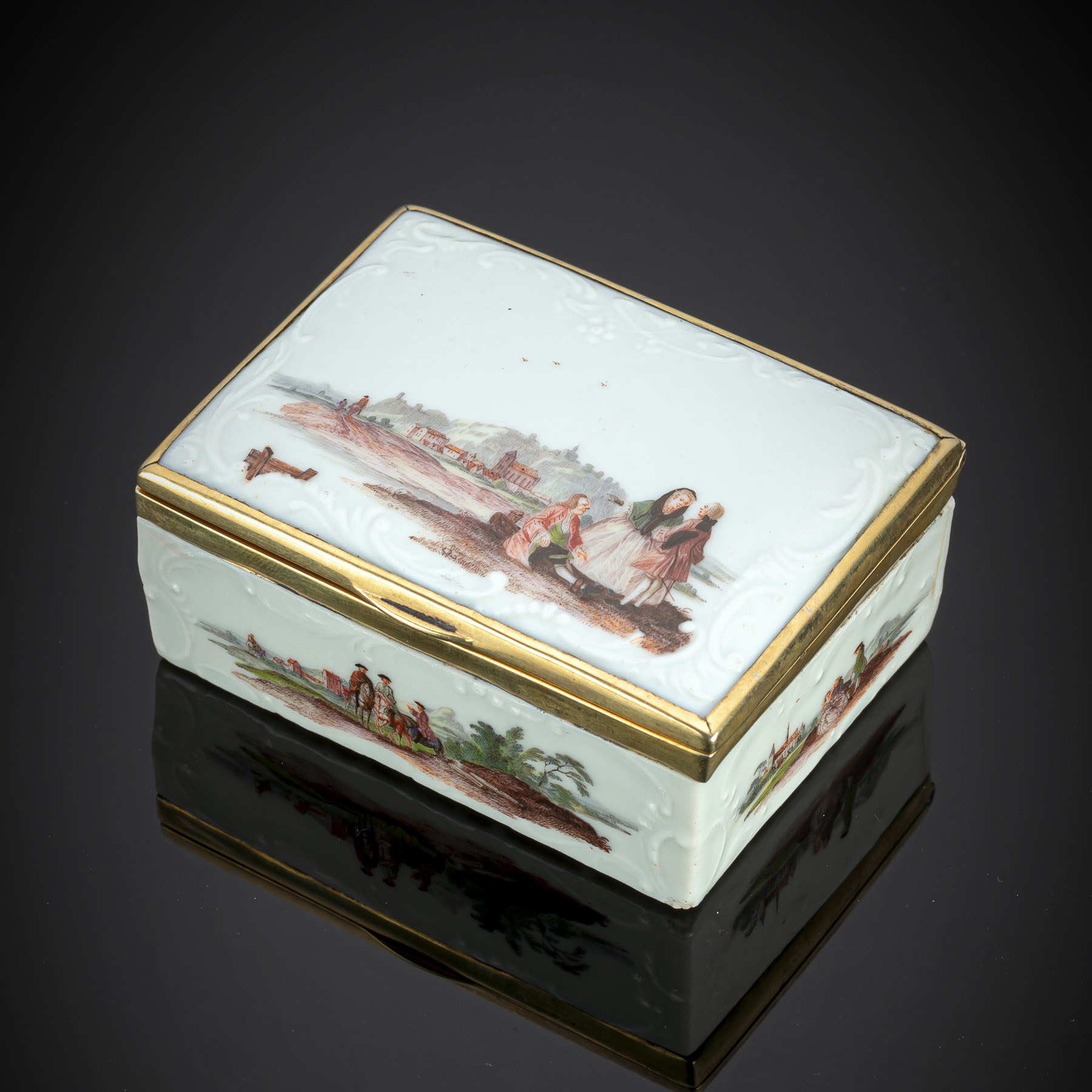 A FINE MEISSEN PORCELAIN SNUFF BOX WITH WATTEAU SCENES
