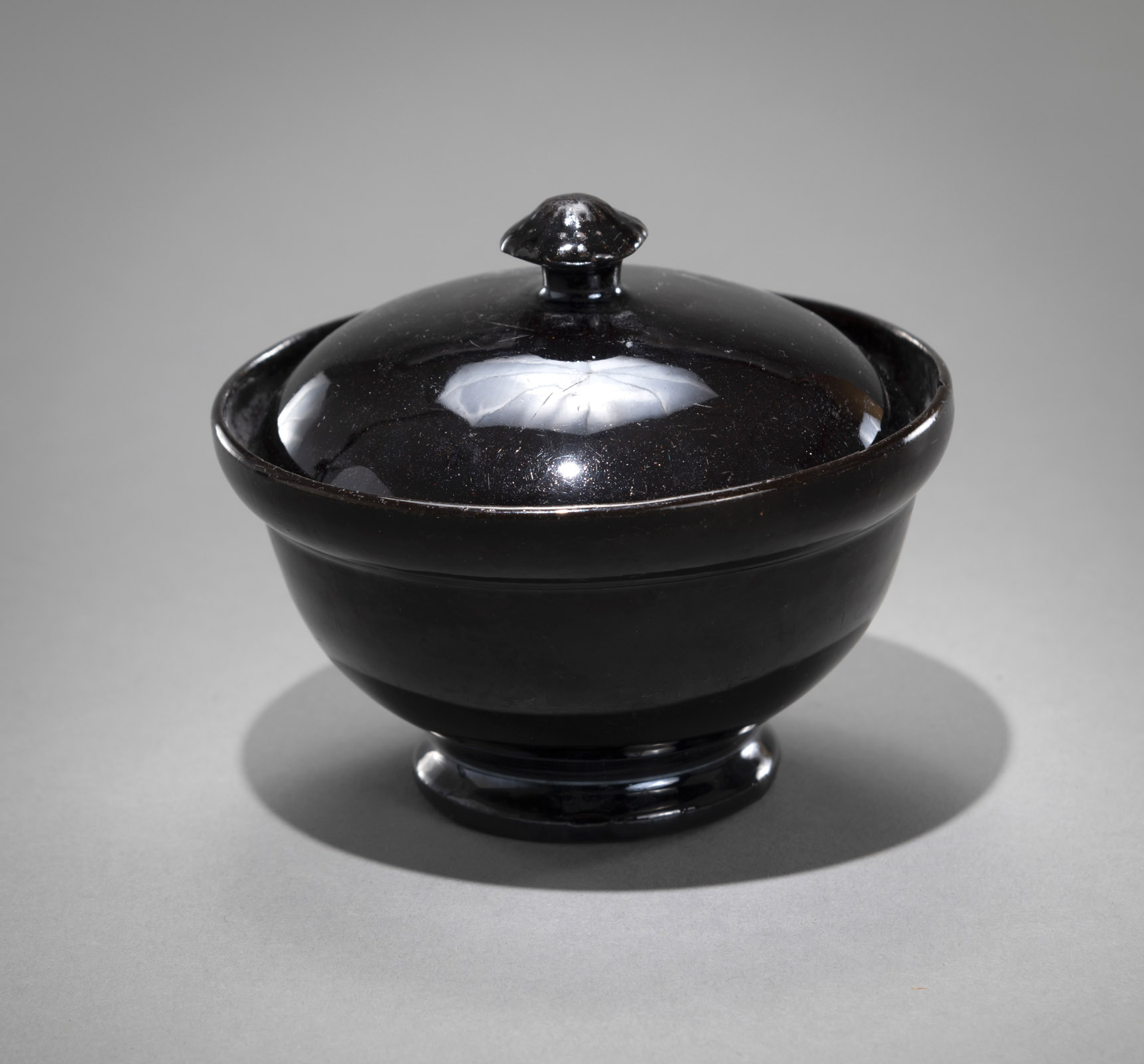 A DARK TERRACOTTA SUGAR BOWL AND LID - Image 2 of 4