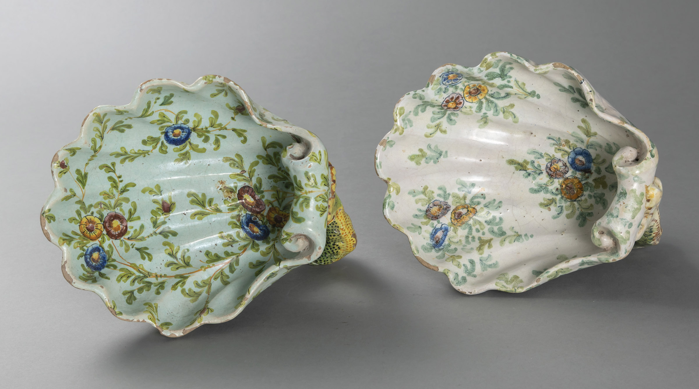 A PAIR OF SHELL SHAPED FOOTED BOWLS WITH DOLPHIN FEET - Image 3 of 4