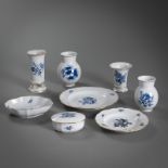 Vasen, Schälchen und Teller mit Blaumalerei