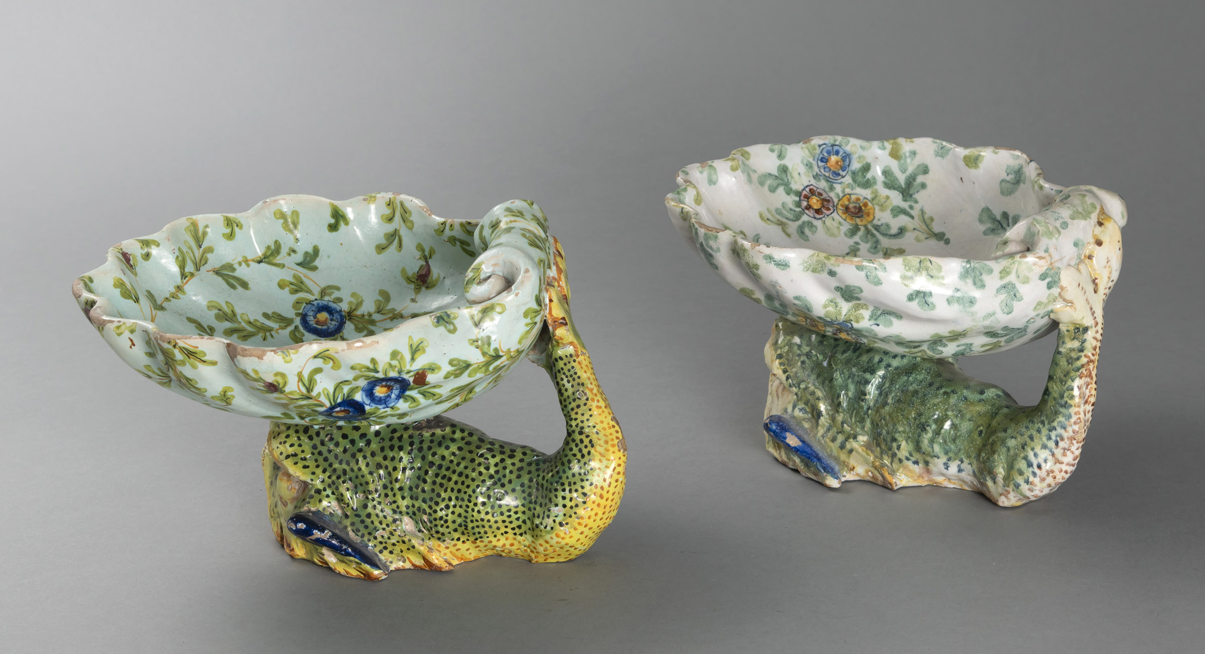 A PAIR OF SHELL SHAPED FOOTED BOWLS WITH DOLPHIN FEET - Image 2 of 4