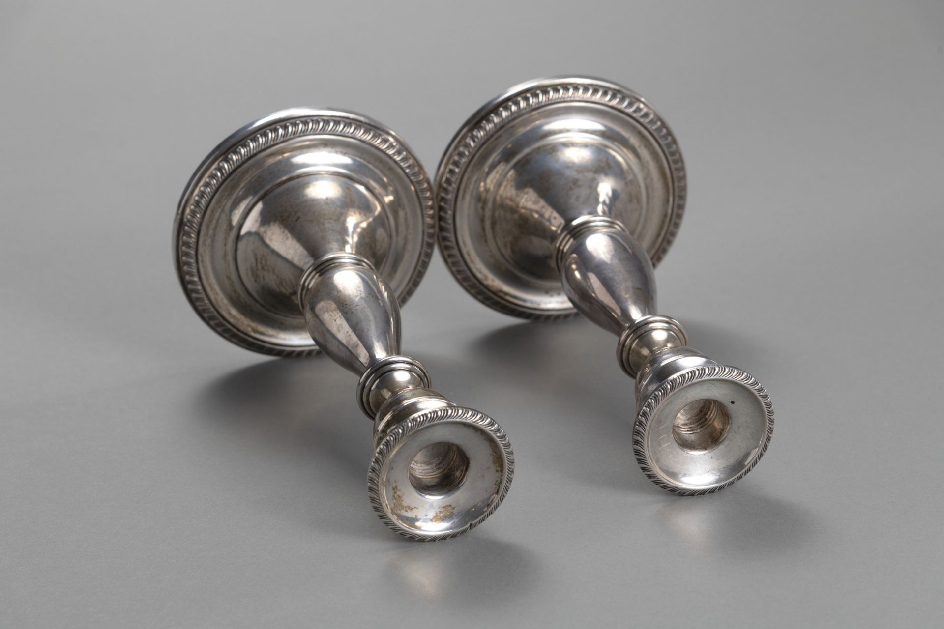 A PAIR OF STERLING SILVER CANDLESTICKS - Image 3 of 4