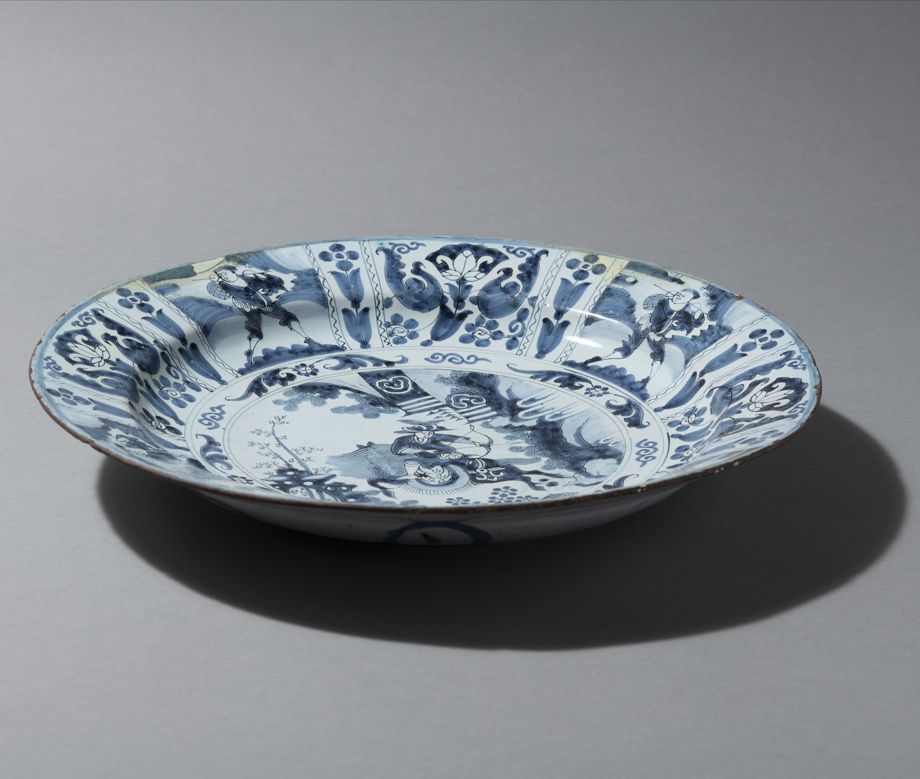 A LARGE CHINOISERIE PATTERN FAIENCE ROUND DISH - Image 2 of 3