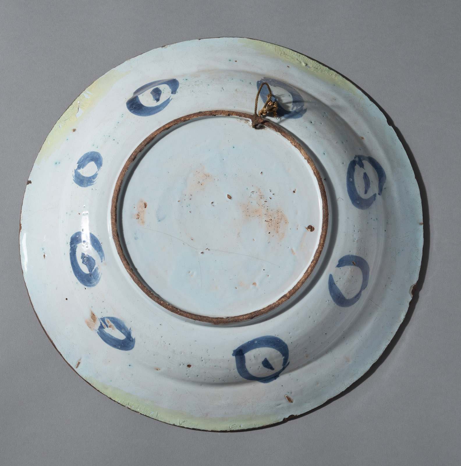 A LARGE CHINOISERIE PATTERN FAIENCE ROUND DISH - Image 3 of 3