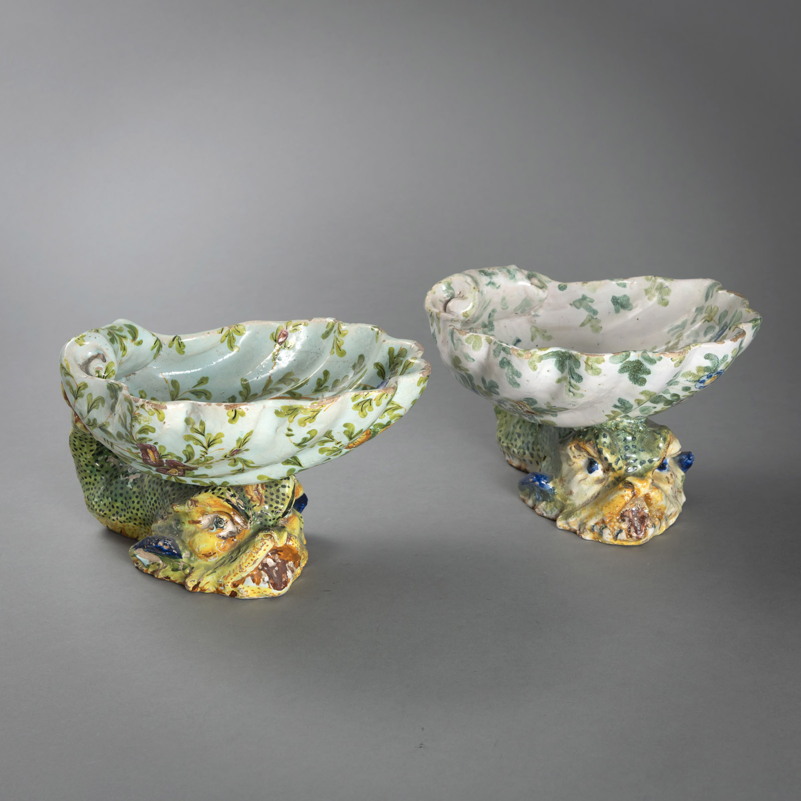 A PAIR OF SHELL SHAPED FOOTED BOWLS WITH DOLPHIN FEET