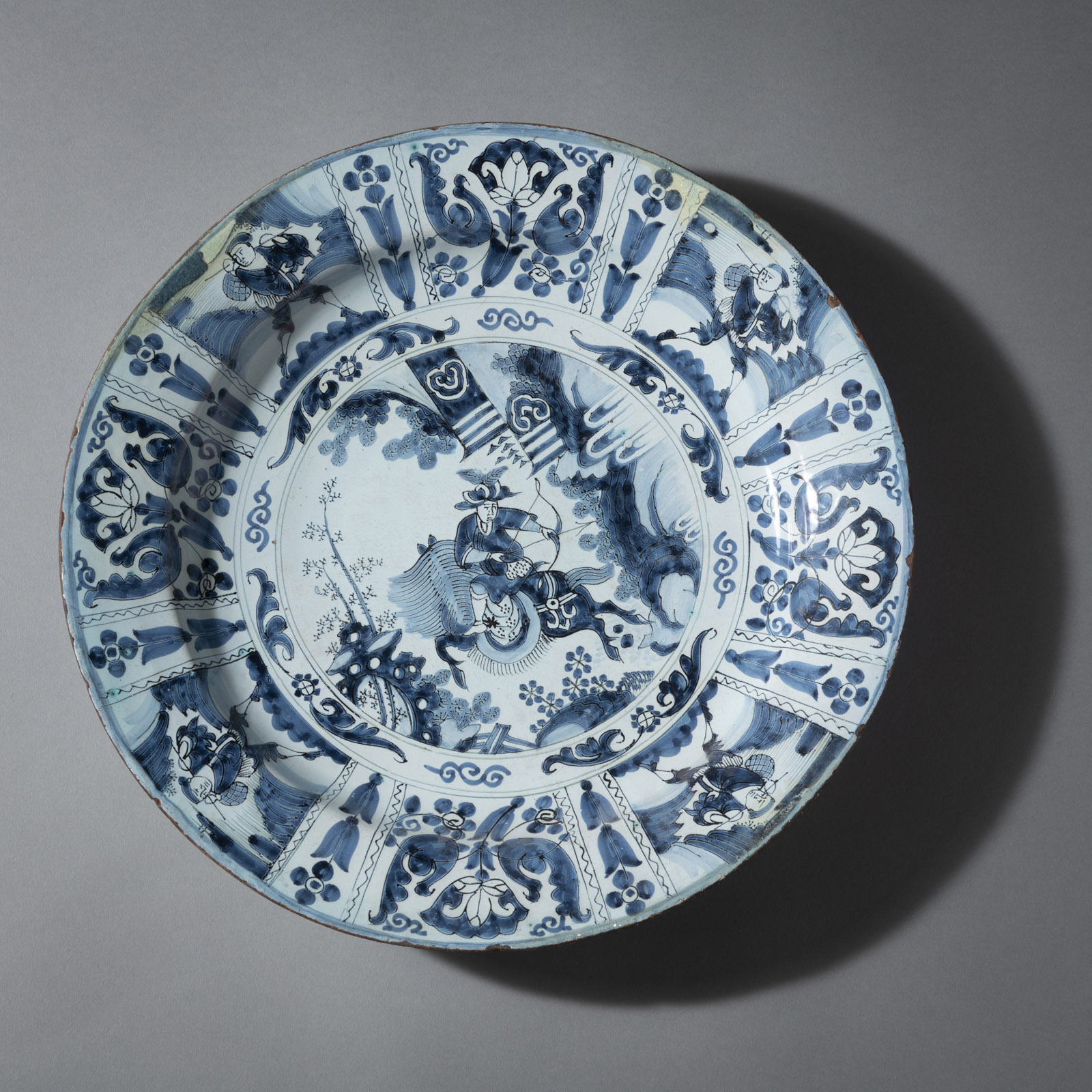 A LARGE CHINOISERIE PATTERN FAIENCE ROUND DISH