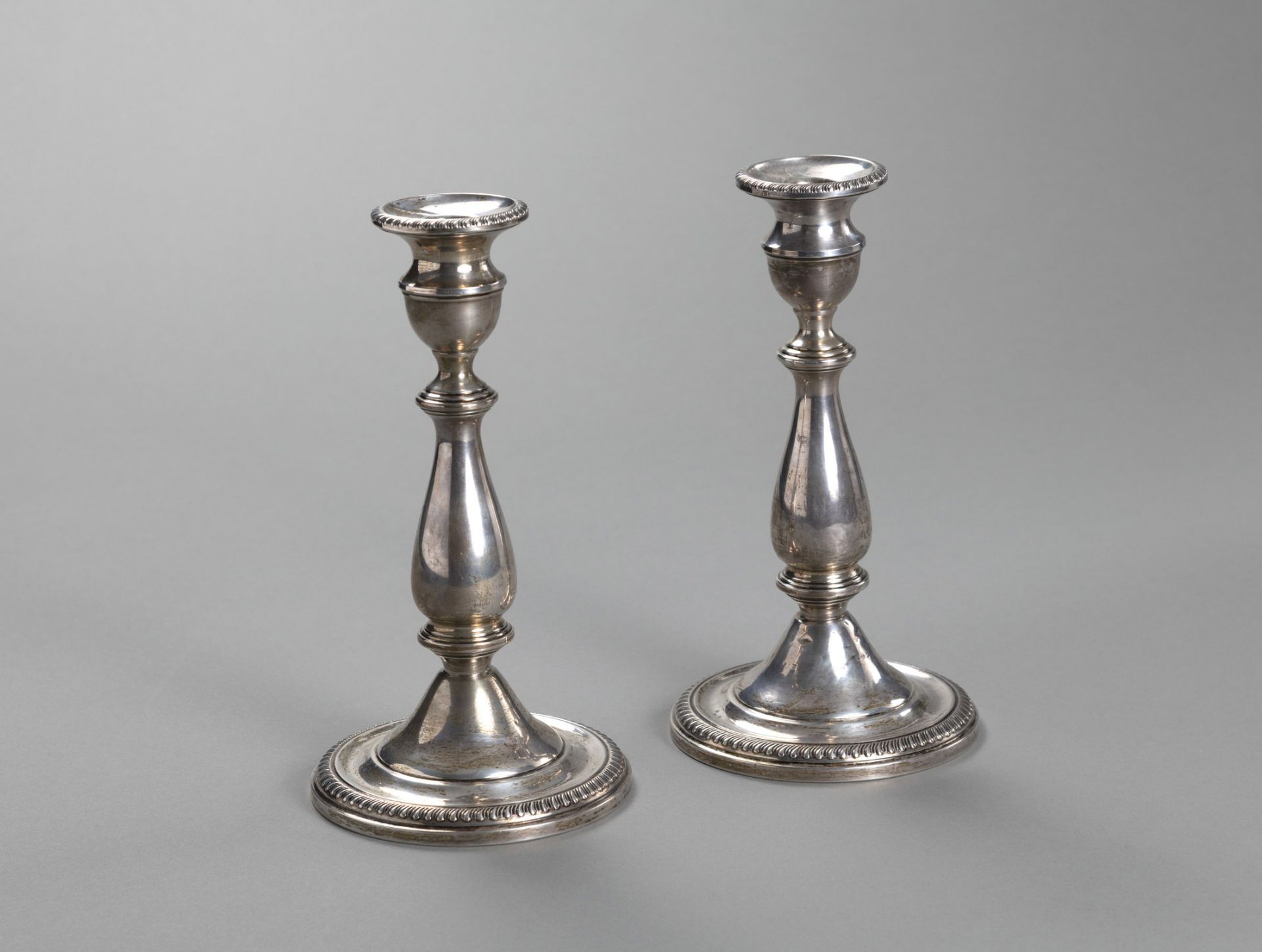 A PAIR OF STERLING SILVER CANDLESTICKS - Image 2 of 4