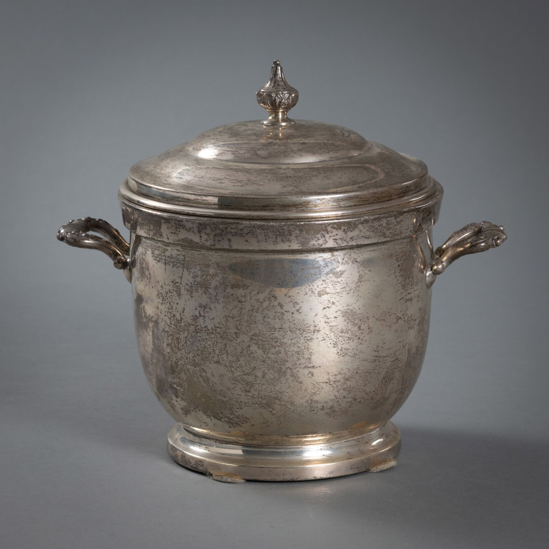 A STERLING SILVER ICE COOLER AND LID - Image 2 of 4