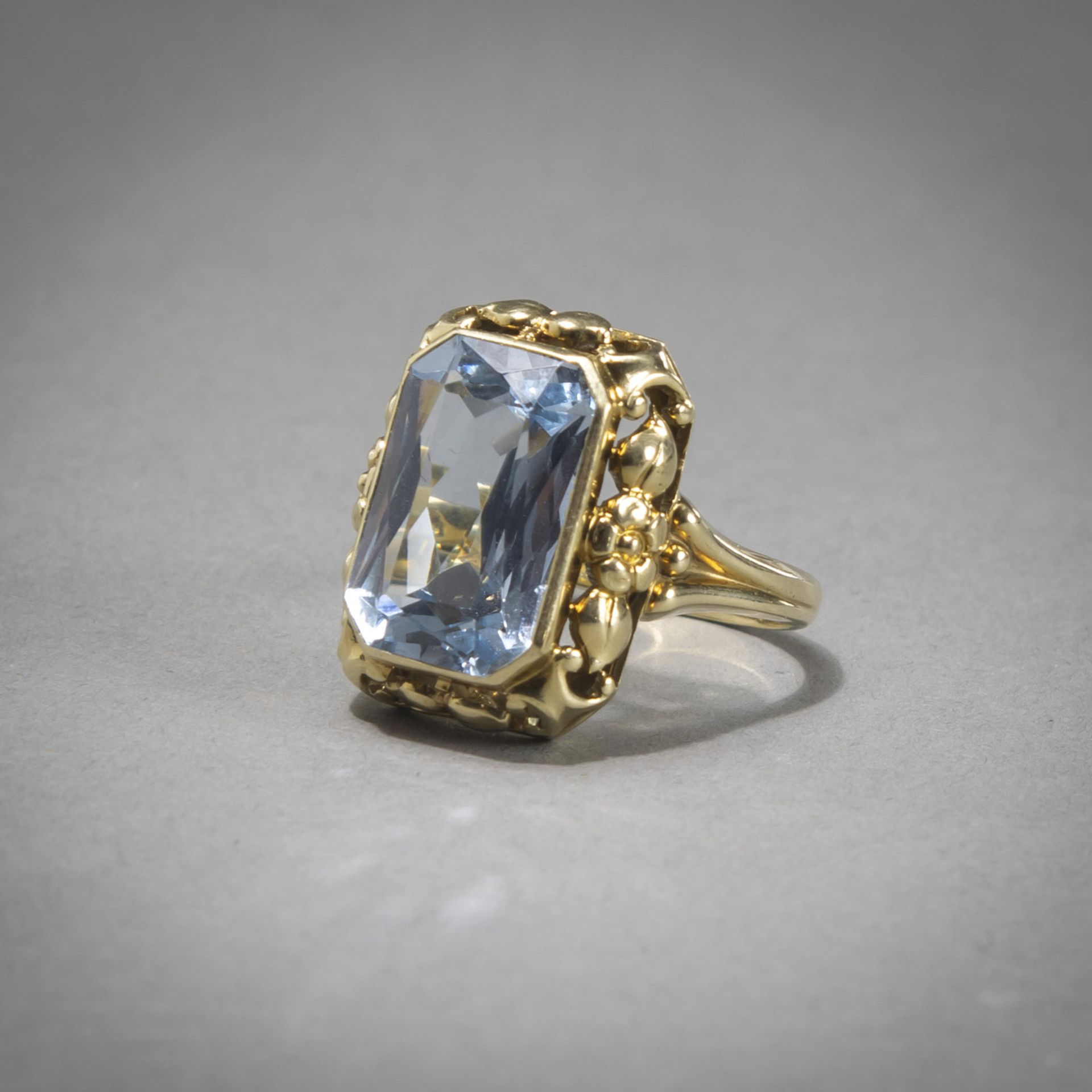 Ring mit Farbstein