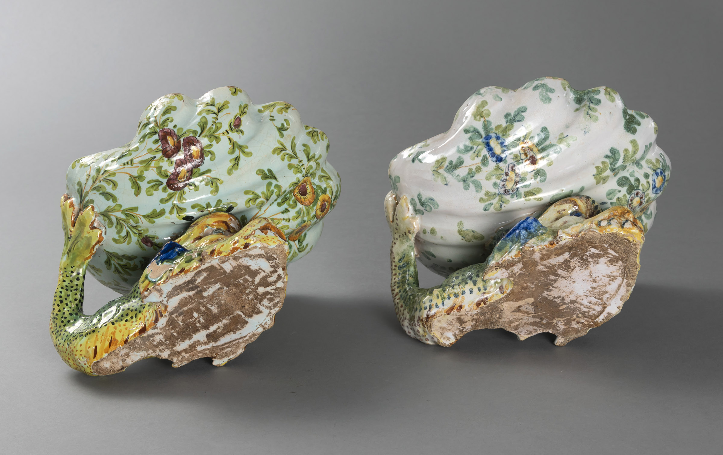 A PAIR OF SHELL SHAPED FOOTED BOWLS WITH DOLPHIN FEET - Image 4 of 4
