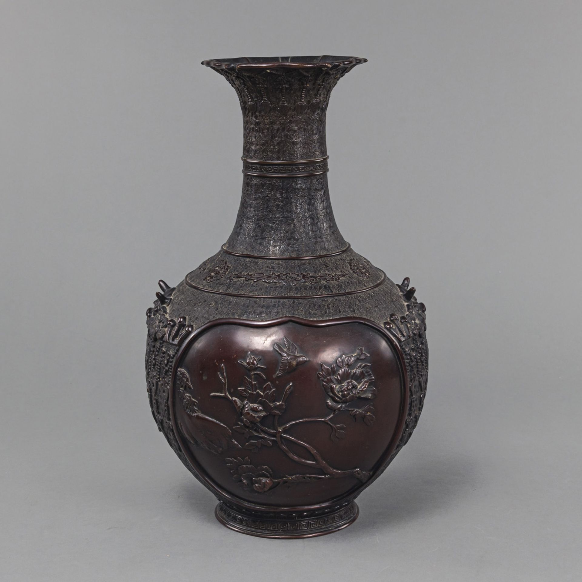 A FIGURES AND FLOWERS RELIEF BRONZE VASE - Image 2 of 4