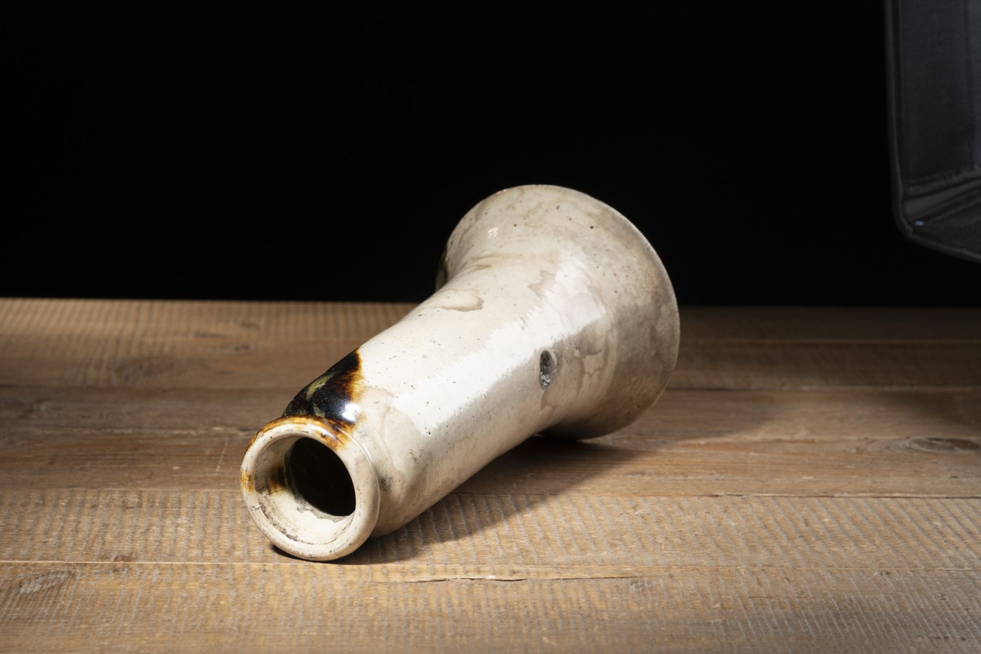 A TRUMPET-SHAPED STONEWARE VASE WITH PARTIAL GREENISH-BROWN SPLASH DECORATION ON BEIGE GROUND - Image 4 of 4