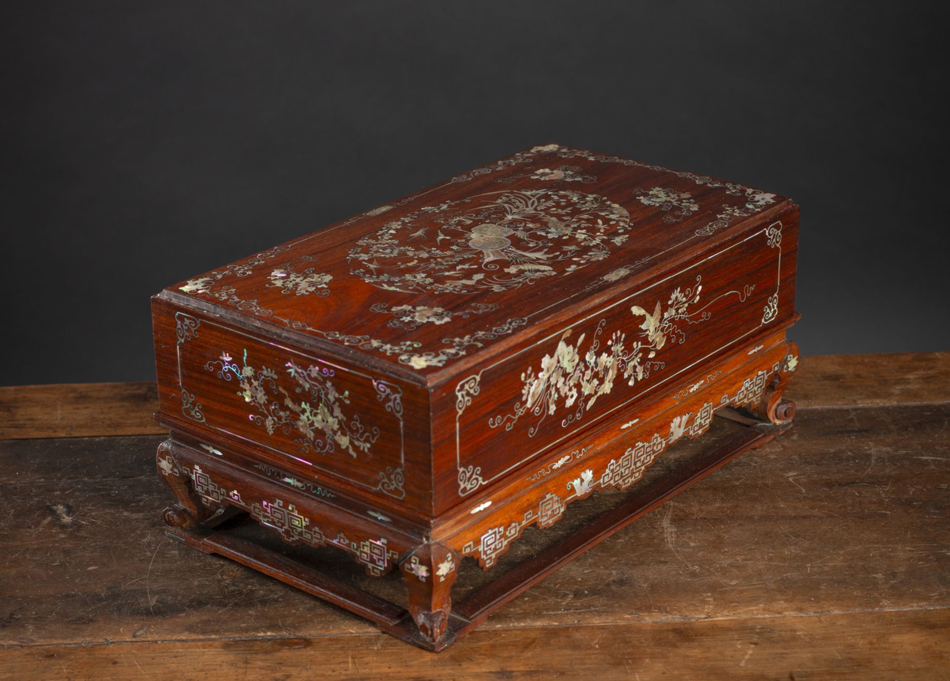 A MOTHER-OF-PEARL-INLAID FLORAL WOOD BOX AND COVER - Image 2 of 4