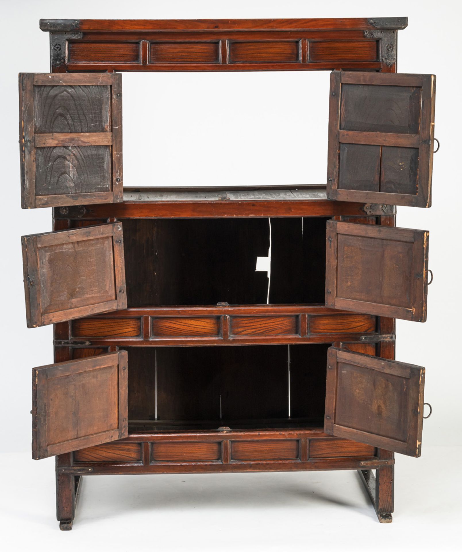 A KEYAKI WOOD CABINET WITH THREE SHELVES BEHIND HINGED DOORS - Image 3 of 7