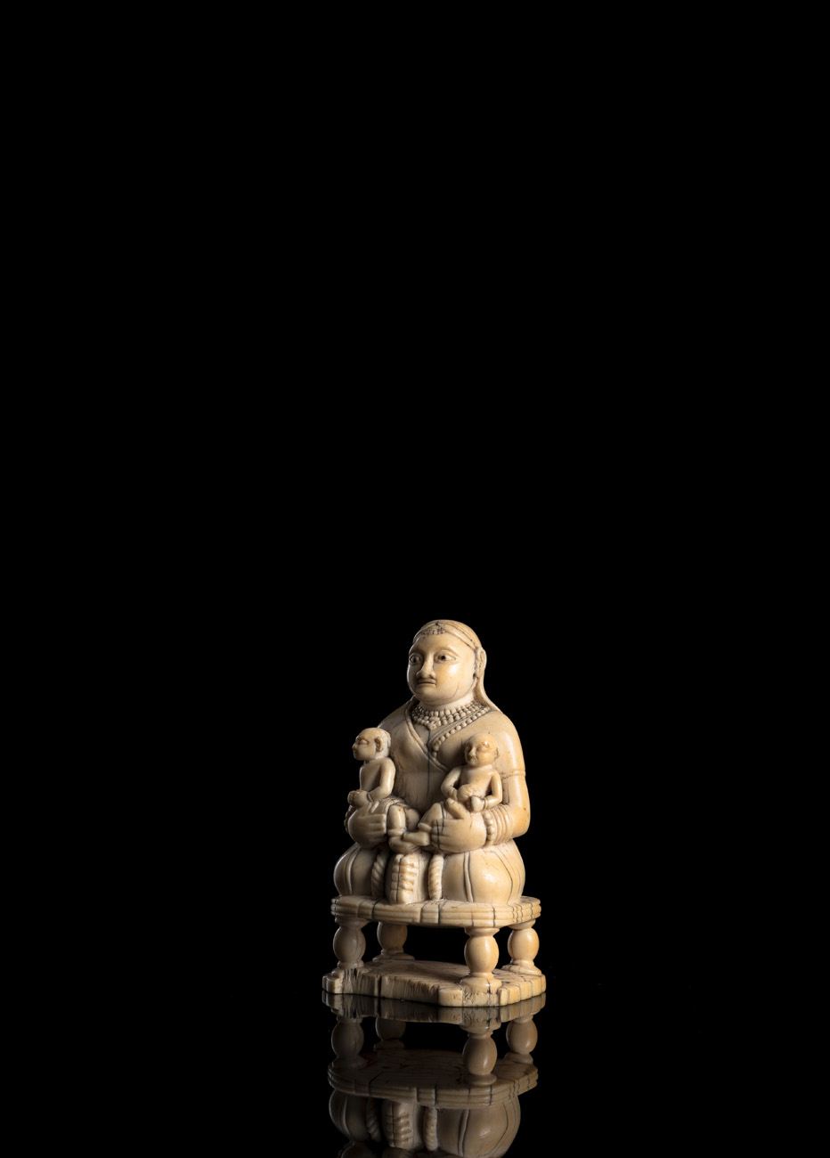 AN IVORY FEMALE FIGURE - Image 2 of 5