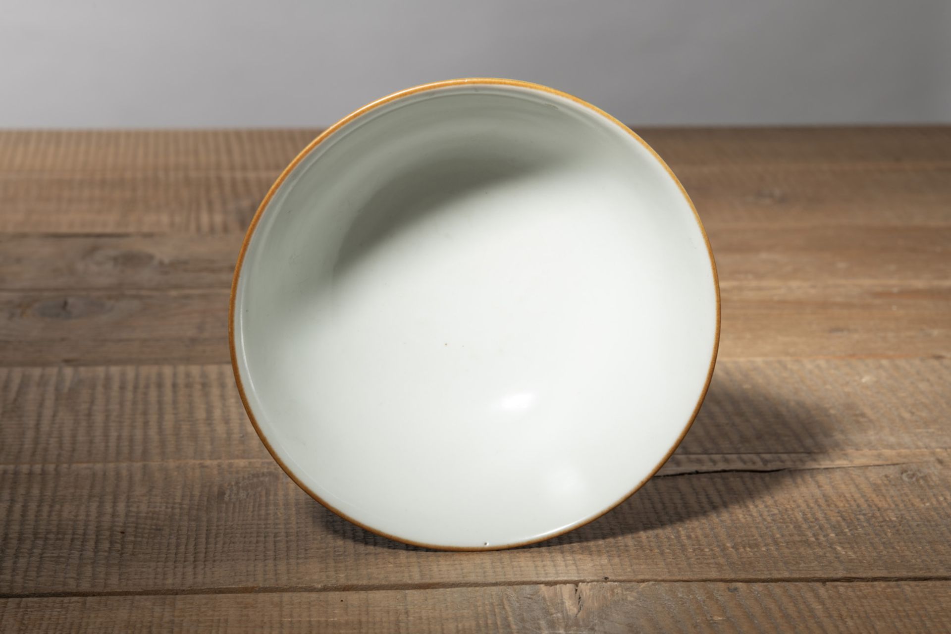 A BLUE-GROUND CARVED PORCELAIN BOWL - Image 4 of 4