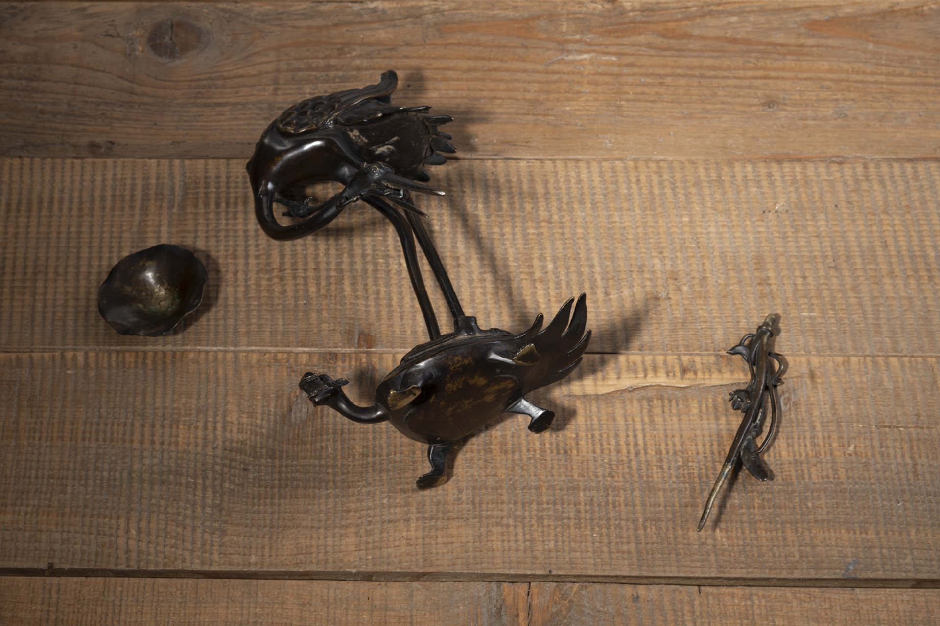 A BRONZE CANDLESTICK IN THE SHAPE OF A CRANE STANDING ON A TURTLE AND A SMALL BRONZE TRIPOD INCENSE - Image 5 of 8