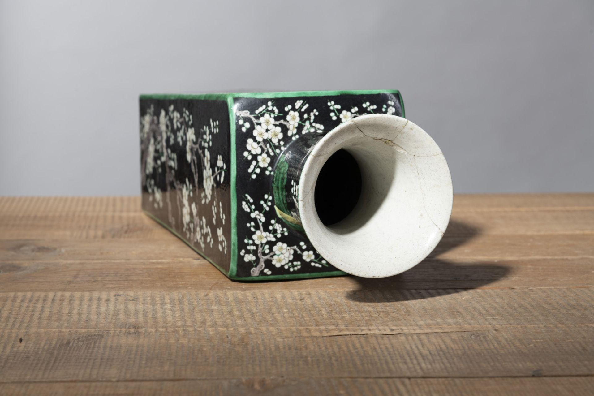 A SQUARE FAMILLE NOIRE PORCELAIN VASE WITH FLOWERING PRUNUS TREES ON ROCKS - Image 4 of 4