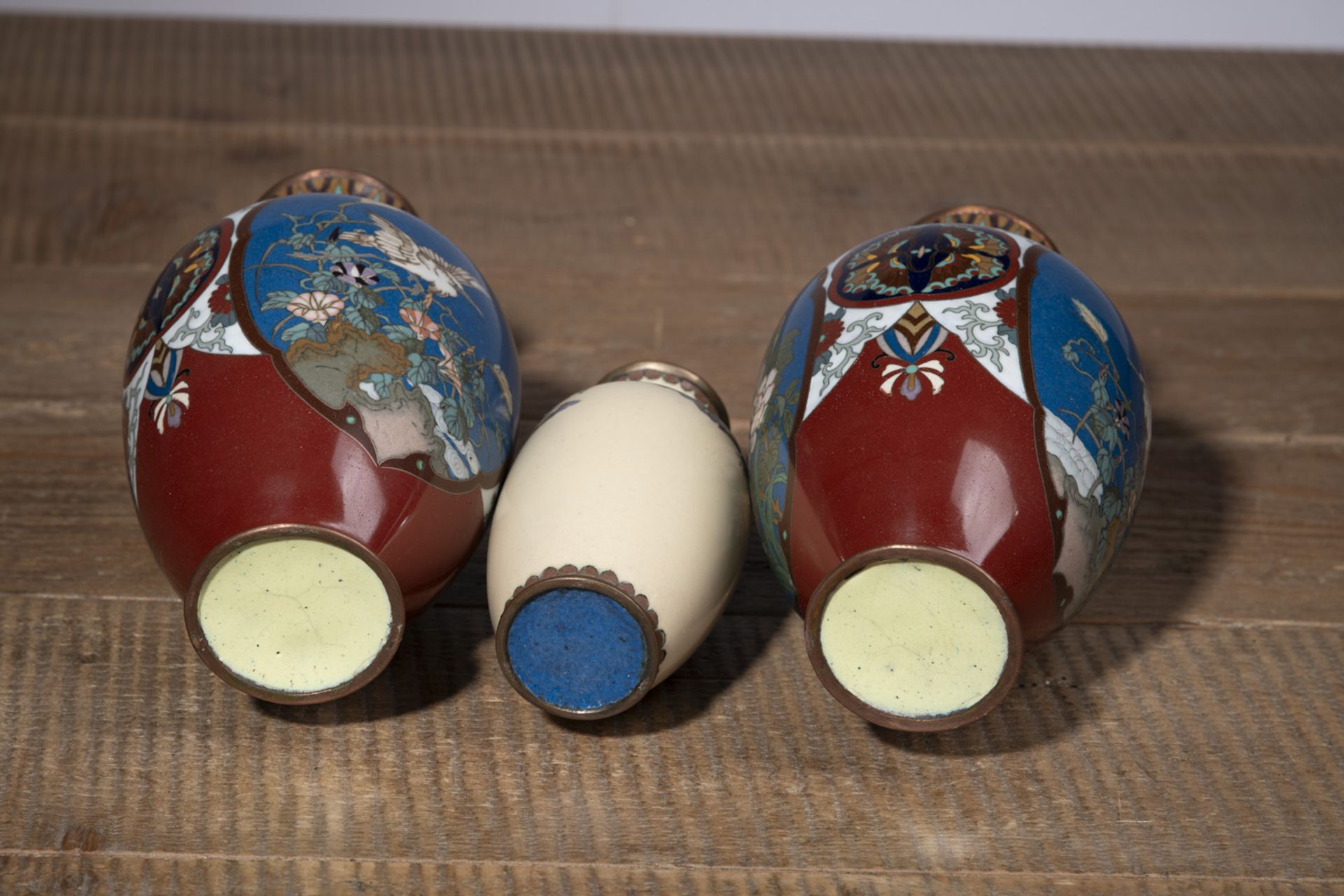 A PAIR OF FLORAL CLOISONNÉ-ENAMEL VASES AND A SMALLER VASE WITH BUTTERFLIES - Image 4 of 4