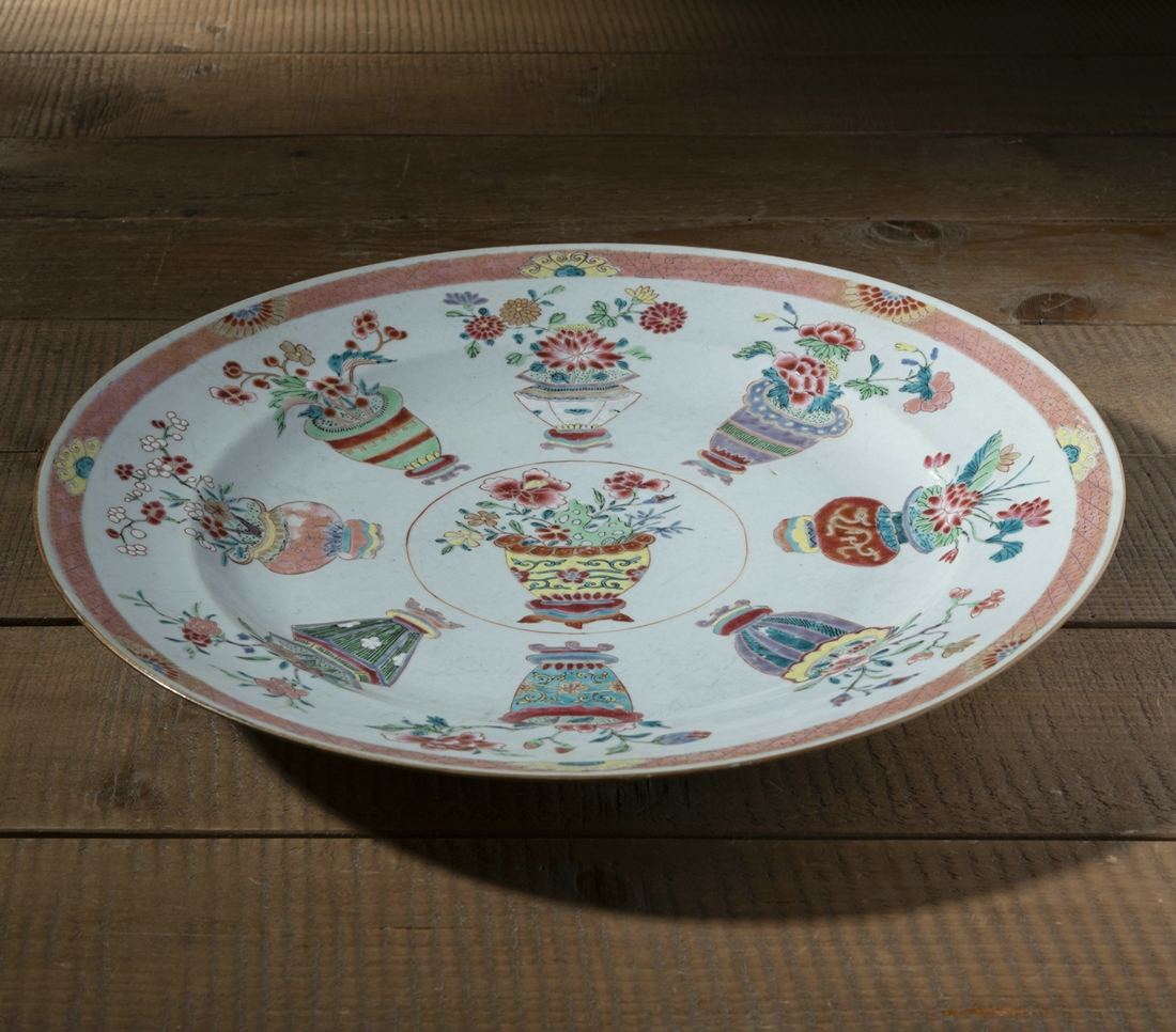 A LARGE FAMILLE ROSE PORCELAIN PLATE WITH FLOWER AND VASE DECORATION - Image 2 of 3