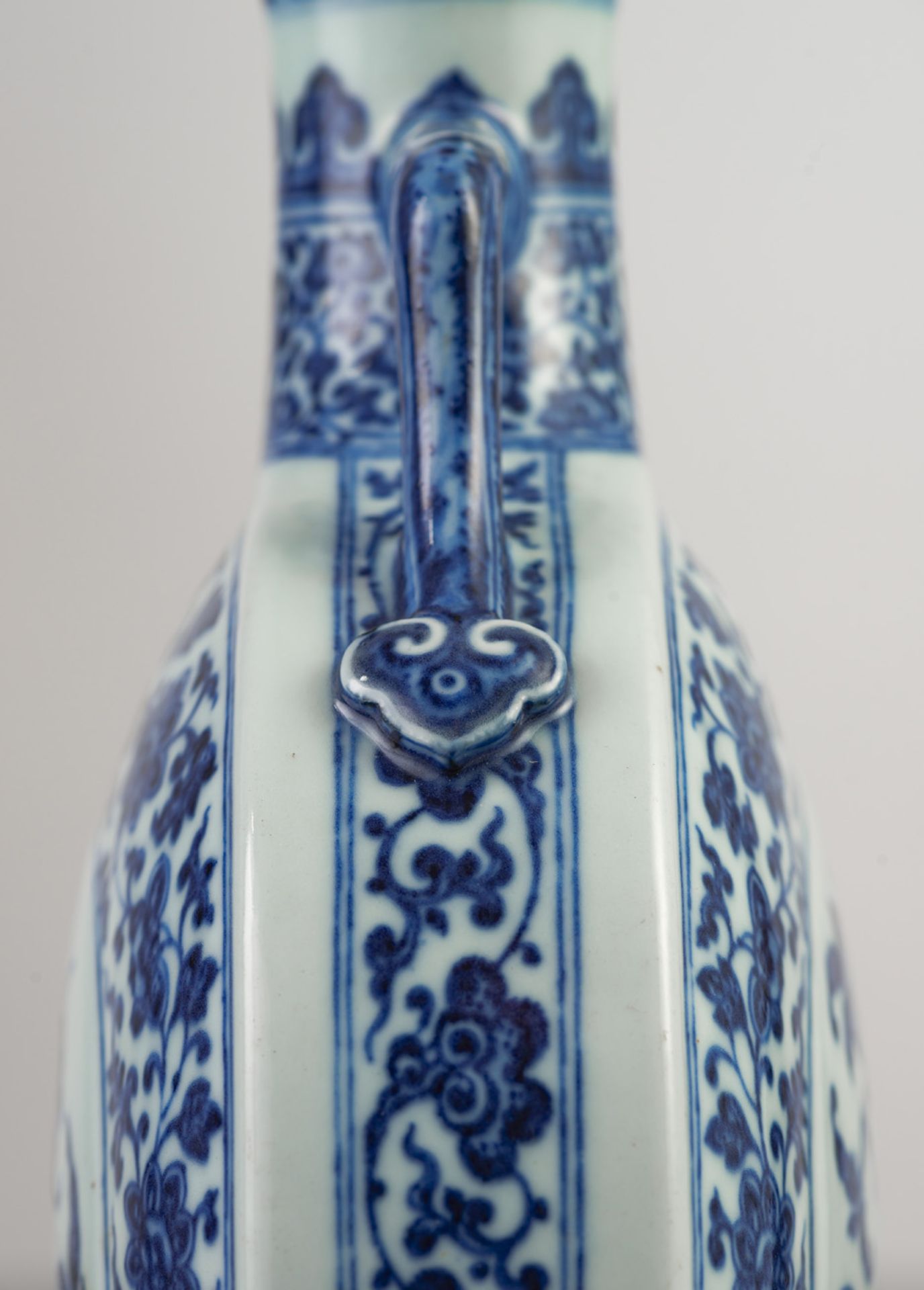 A BLUE AND WHITE MOONFLASK 'BIANHU' - Image 7 of 7