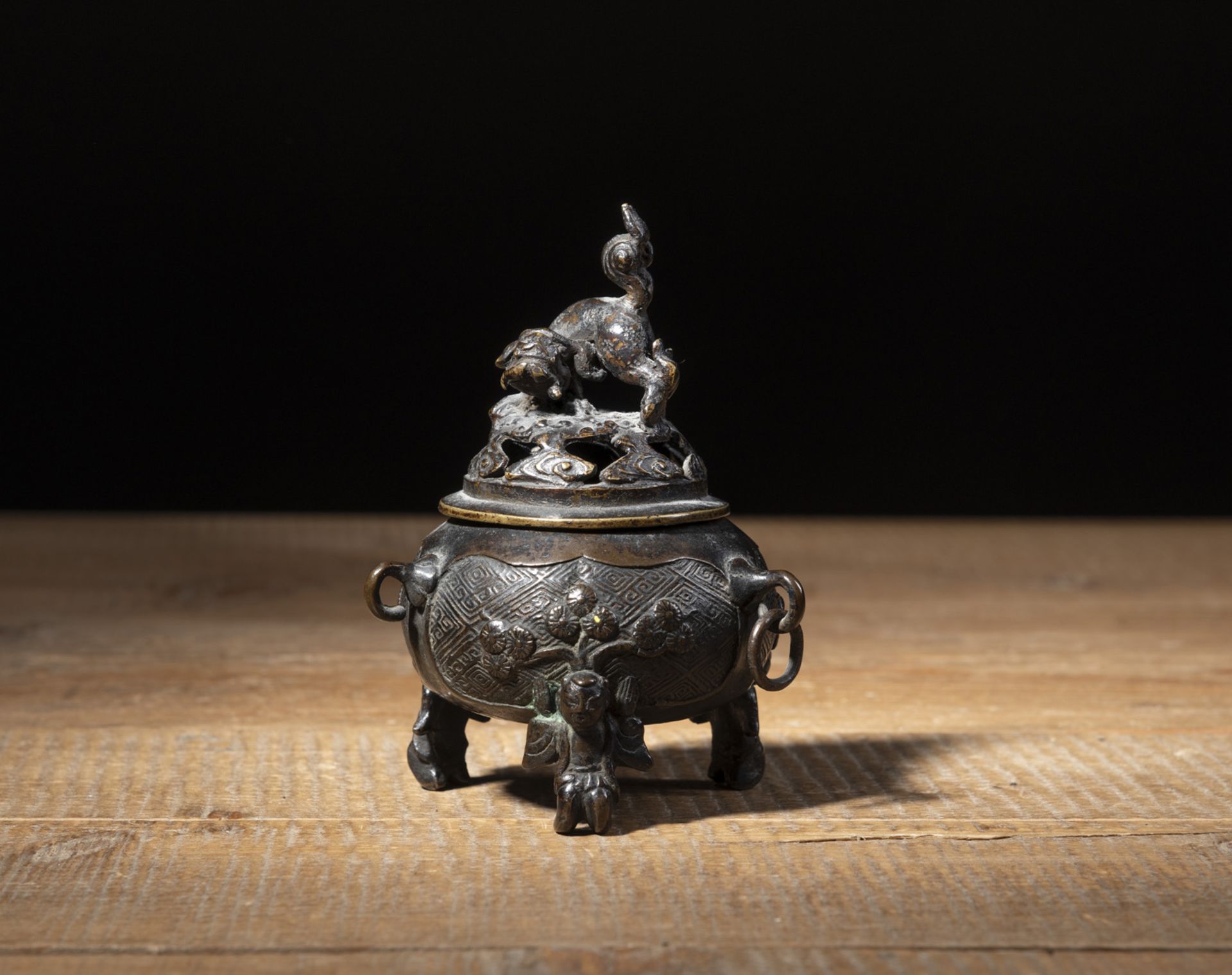 A BRONZE CANDLESTICK IN THE SHAPE OF A CRANE STANDING ON A TURTLE AND A SMALL BRONZE TRIPOD INCENSE - Image 2 of 8