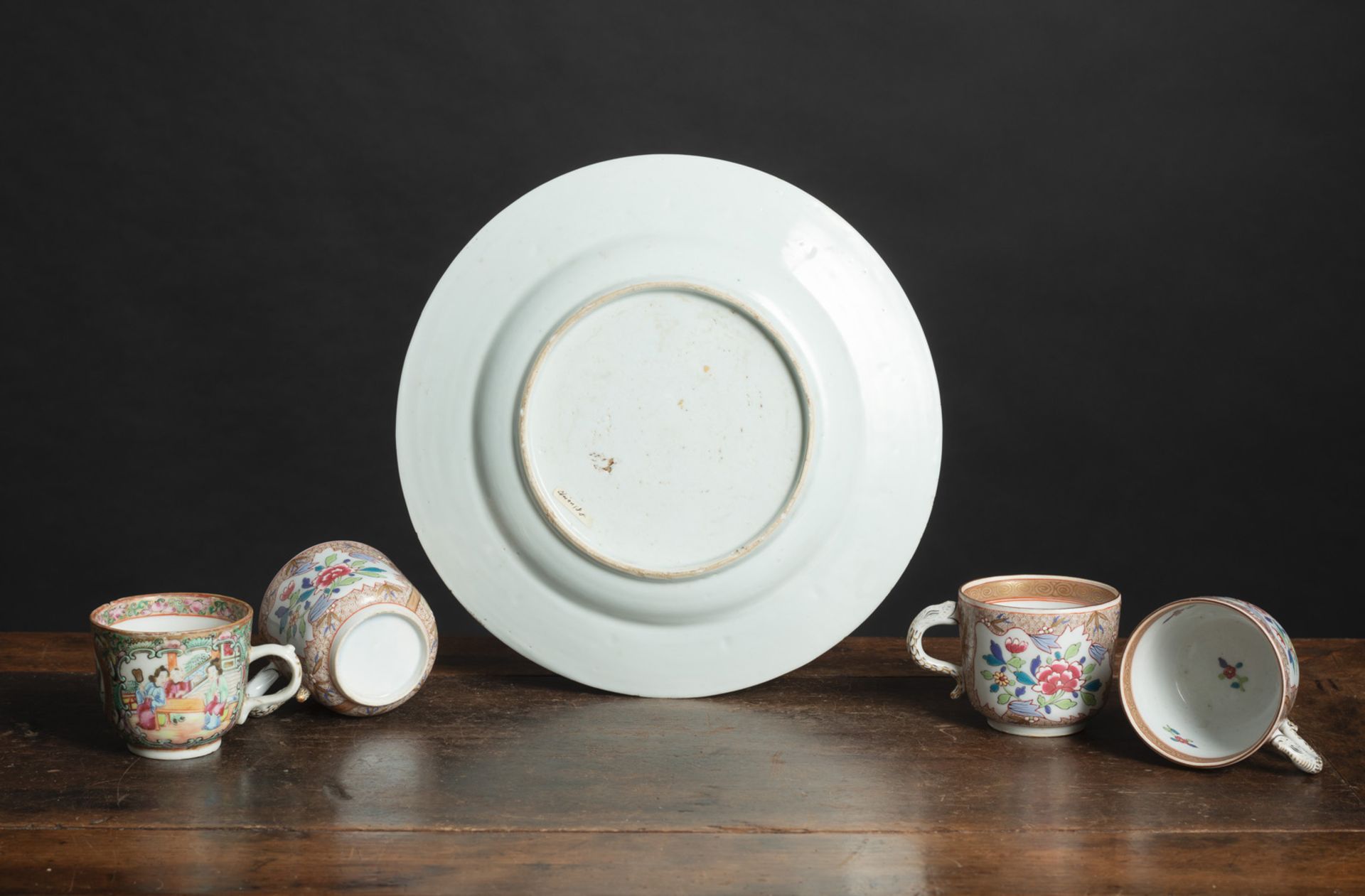 A FLORAL 'FAMILLE ROSE' PORCELAIN DISH AND FOUR CUPS - Image 2 of 2
